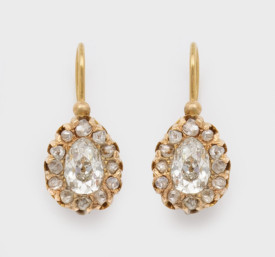 Paar Belle Epoque Diamant-Ohrringe: Gelbgold, 14 ct.; Zentral besetzt mit 2 Altschliffdiamanten von zus. ca. 1,00 ct., entouriert von Diamantrosen von zus. ca. 0,40 ct.; Ges.-Gew. ca. 3,28 g. Pair of earrings set with 2 diamonds approx.
