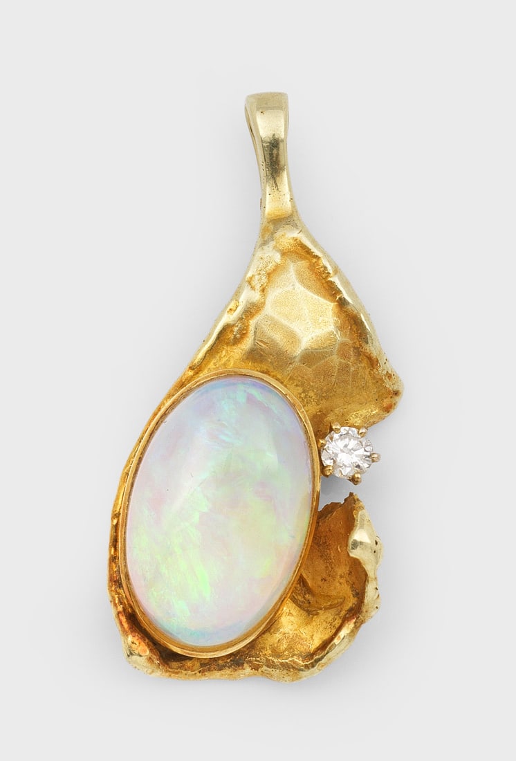 Flashfire-Opal-Anhänger aus den 1970er Jahren: Gelbgold, gest. 585. Abstrackte Gestaltung, zentral besetzt mit einem Opal-Cabochon von sehr schönem Regenbogen-Farbspiel, akzentuiert durch Brillanten von ca. 0,09 ct.; Gew. ca. 4,85 g. Pendant set 