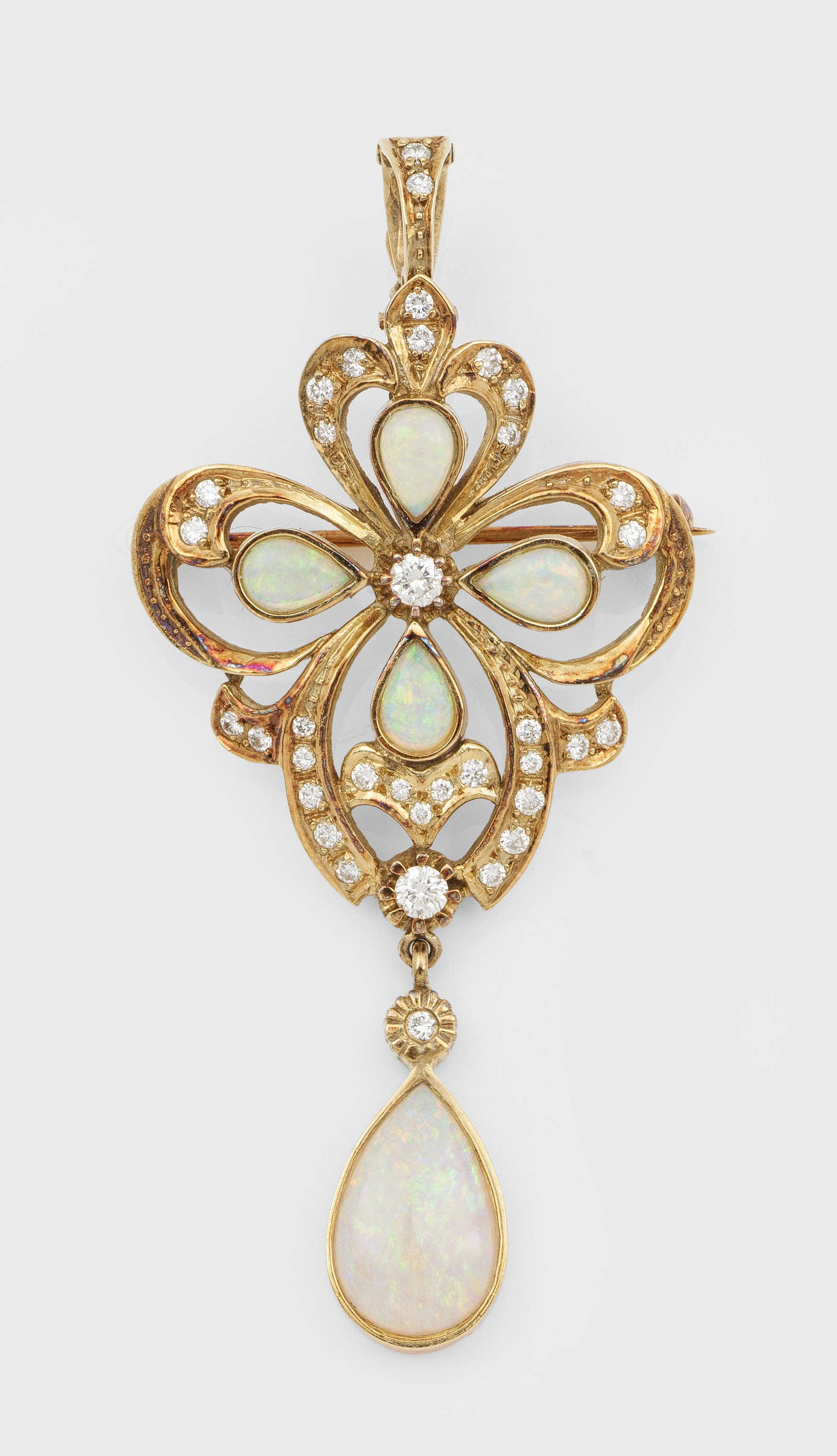 Diamant-Opal-Anhänger im Jugendstil: Gelbgold. gest. 585. Kartuschenförmiger, floral gestalteter Anhänger in Ajour, schauseitig besetzt mit Diamanten von ca. 0,50 ct. und Opal-Cabochon in sehr feinem Farbspiel. Gew. ca. 13,72 g. Auch a