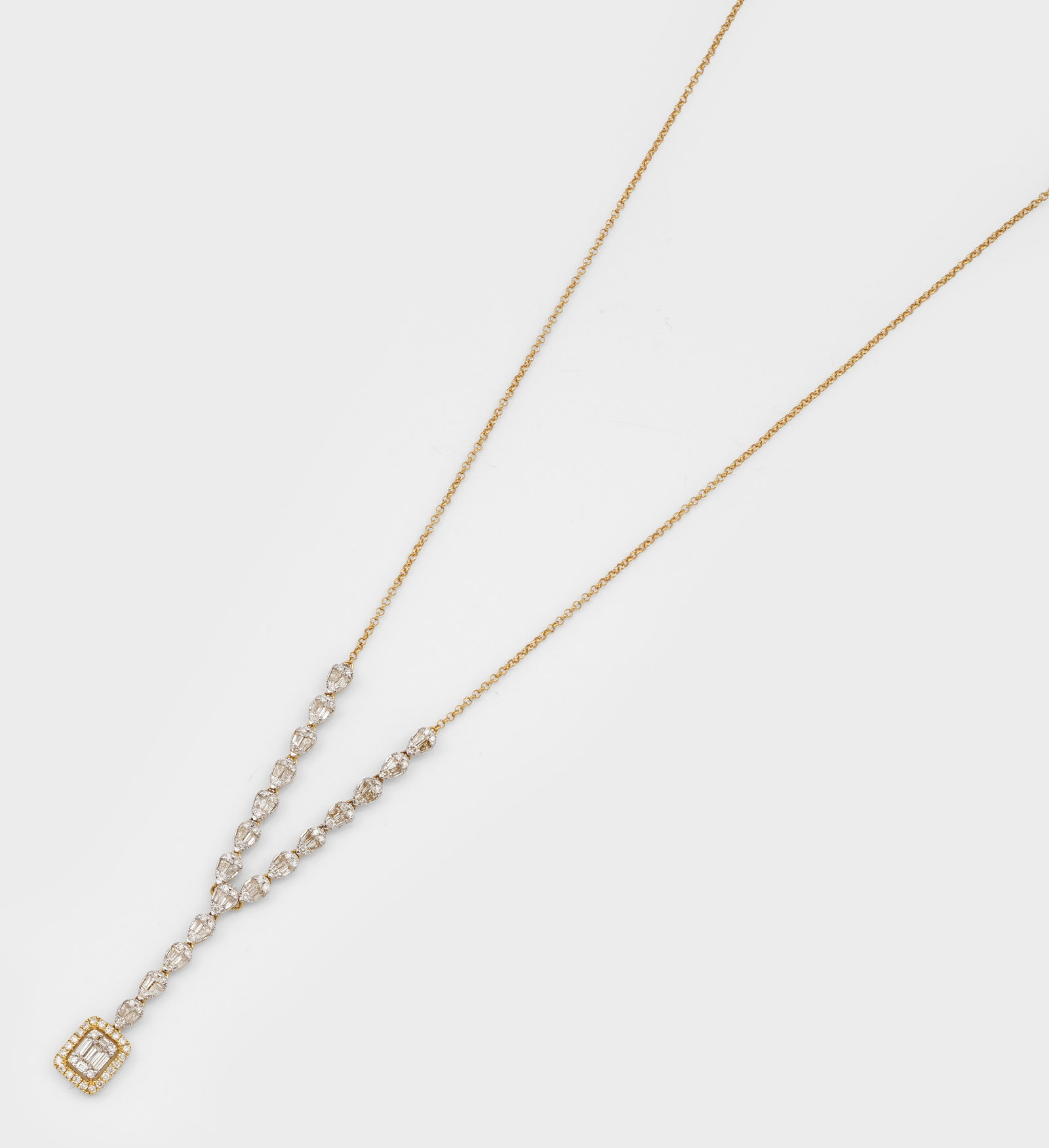 Elegantes Diamantcollier: Gelbgold, gest. 750. Schauseitig besetzt mit Diamanten im Baguette- und Trapezschliff von zus. ca. 1,45 ct. (H/si). Gew. ca. 6,02 g. Necklace set with diamonds approx. 1,45 ct. (H/si), in 18 k gold.