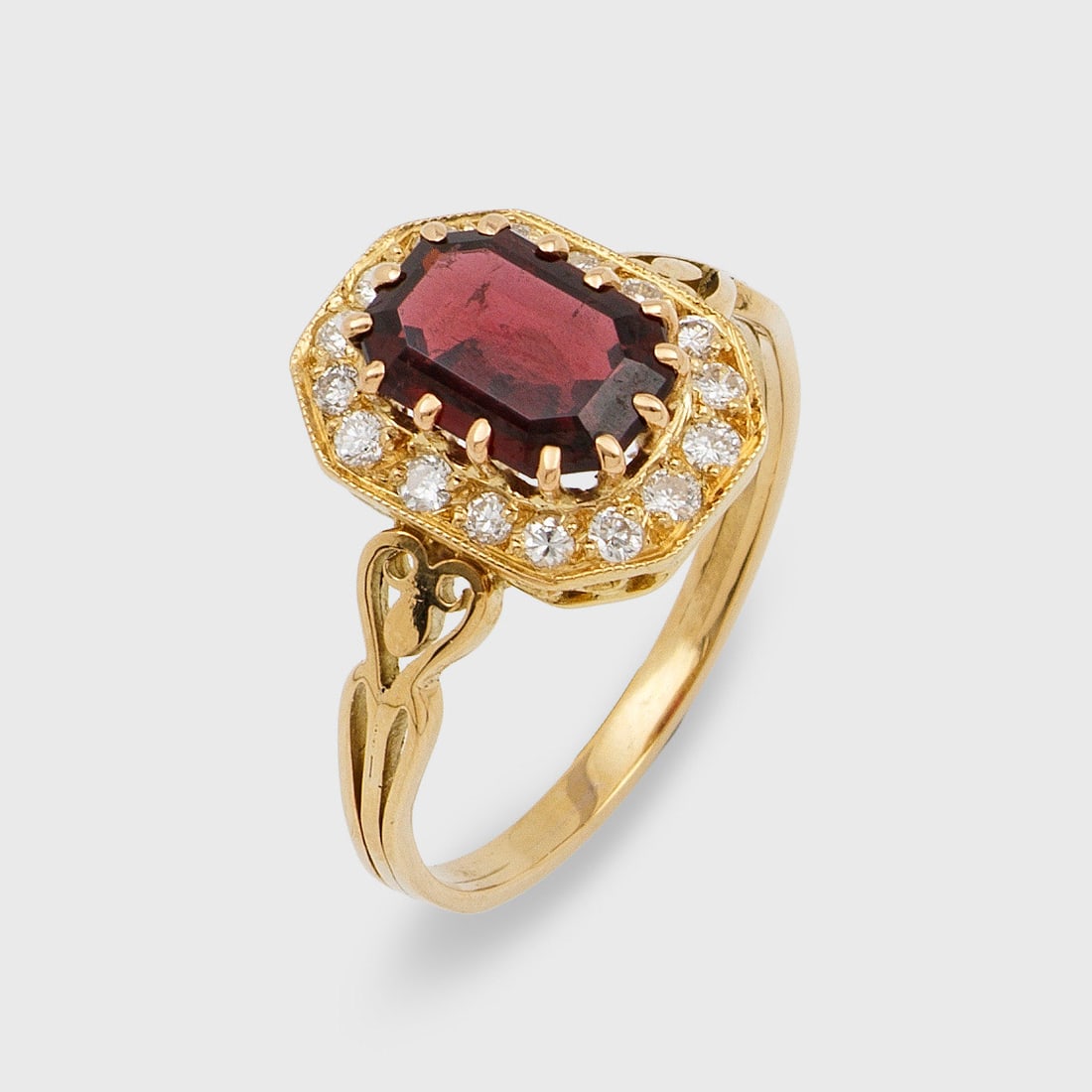 Jugendstil-Entouragering: Gelbgold, 14 ct.; Zentral besetzt mit einem Granat von ca. 1,20 ct., entouriert von kleinen Diamanten. Gew. ca. 2,99 g. Ring set with a garnet approx. 1,20 ct. and small diamonds, in 14 k gold.