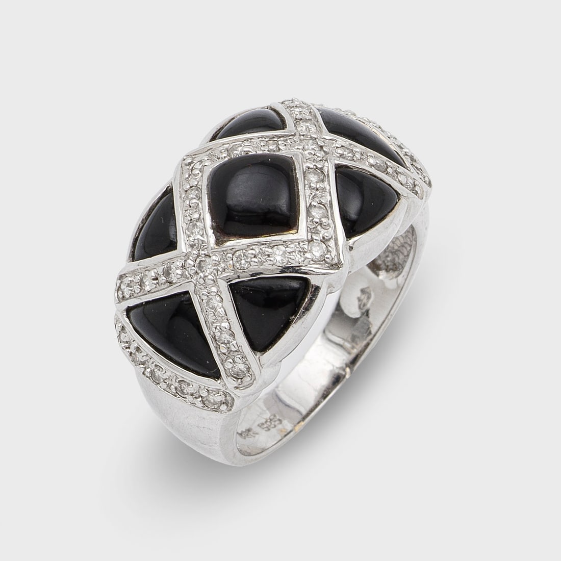 Dekorativer Cocktailring mit Onyx und Diamanten: Weißgold, gest. 585. Gitterartig strukturierter Ringkopf besetzt mit schwarzen Onyx-Cabochons und feinen Diamant-Bändern. Gew. ca. 6,63 g. Ring set with black onyx and small diamonds, in 14 k white 