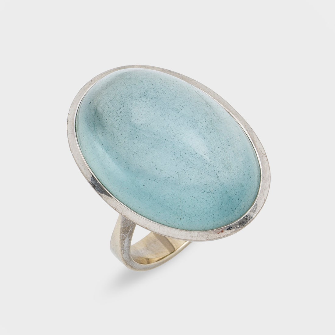 Klassischer Aquamarin-Ring: Weißgold, gest. 750. Zentral besetzt mit einem eisblauen Aquamarin von ca. 24 x 17 x 12 mm im Cabochonschliff. Gew. ca. 17,22 g. Ring set with an ice blue aquamarine approx. 24 x 17 x 12 mm, in 18 k 