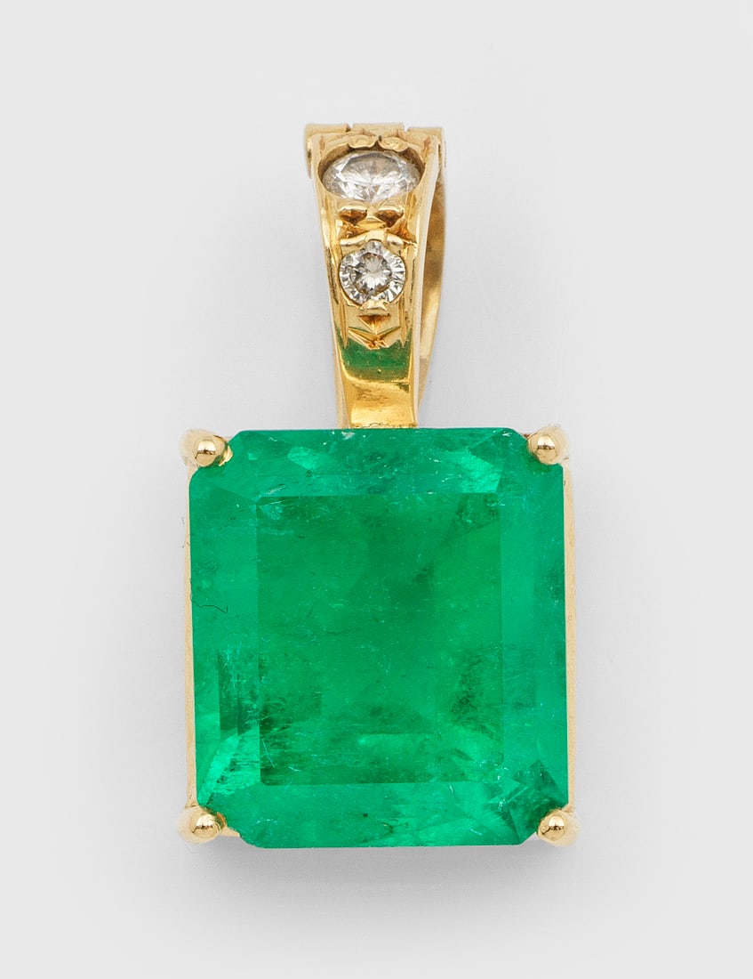 Kolumbianischer Smaragd-Anhänger: Gelbgold, gest. 18 ct.; Zentral besetzt mit leuchtendgrünem Smaragd von ca. 11 mm x 12,5 mm x 8 mm, bekrönt von 2 Brillanten von zus. ca. 0,12 ct.; Gew. ca. 6,38 g. Pendant set with Columbian emeral