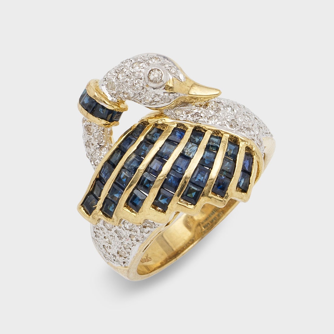 Dekorativer Saphir-Diamantring: Gelbgold, gest. 14 ct.; Plastisch gestaltet in Form eines Schwans, ausgefasst mit Saphiren im Carréeschliff von zus. ca. 0,60 ct. und Diamanten von zus. ca. 0,60 ct.; Gew. ca. 6,32 g. Ring set with s