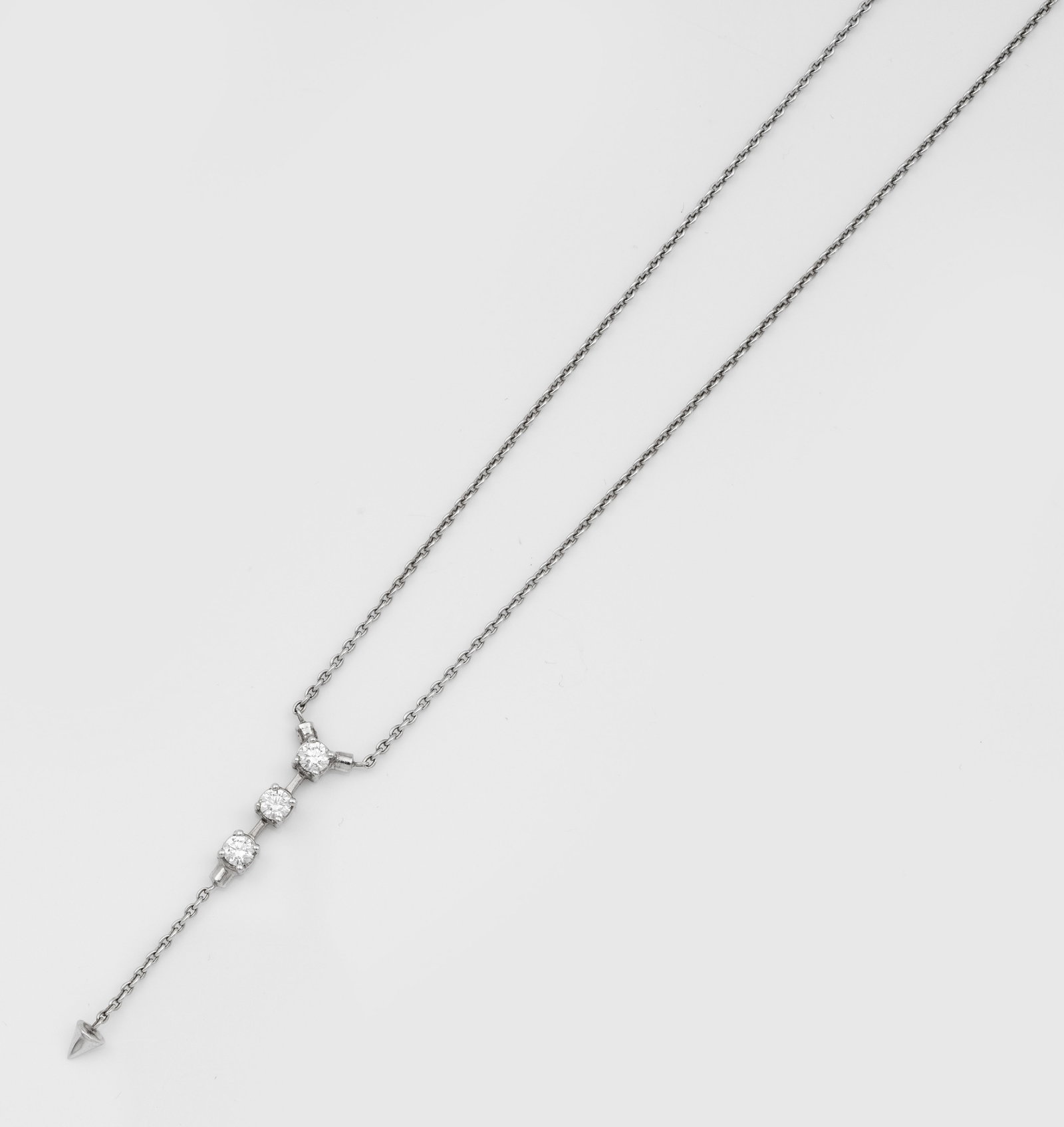 Modernes Brillant-Collier: Weißgold, gest. 750. Zentral besetzt mit 3 Brillanten von zus. ca. 0,40 ct. (G-H/vs), an feiner Gliederkette. Gew. ca. 5,45 g. Necklace set with 3 diamonds approx. 0,40 ct. (G-H/vs), in 18 k white go
