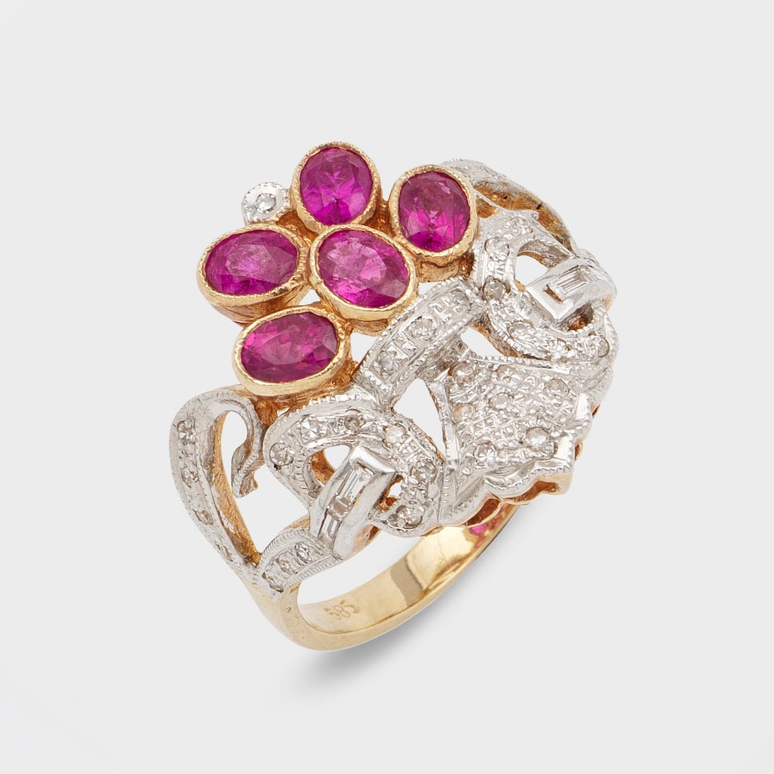 Rubin-Diamantring im viktorianischen Stil: Gelbgold, gest. 14 ct.; Floral gestalteter Ringkopf, besetzt mit fromboisefarbenen Rubinen von zus. ca. 0,80 ct. und kleinen Diamanten in Pavéfassung. Gew. ca. 5,83 g. Ring set with rubies approx. 0,