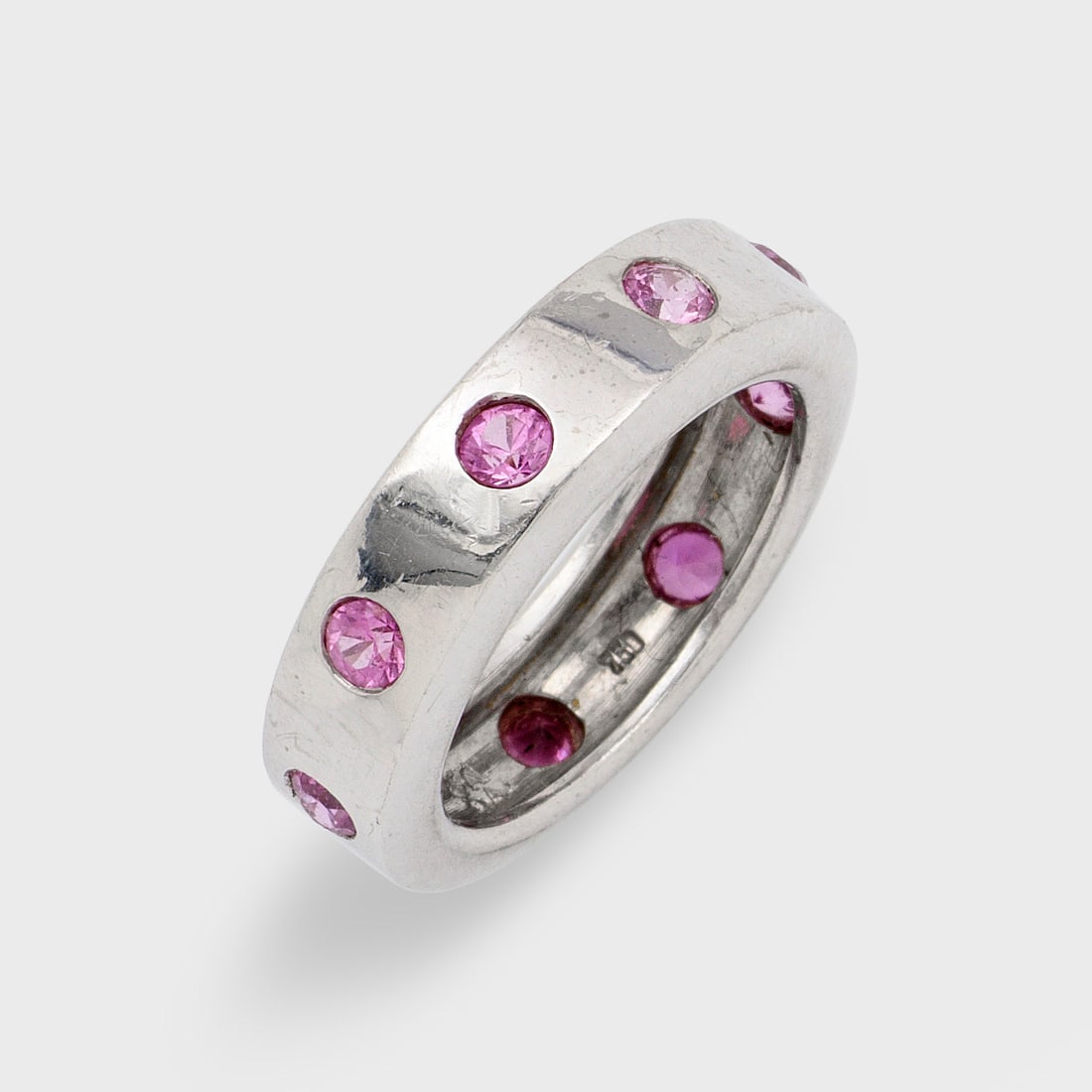 Bandring mit Pink-Saphiren von CADA: Weißgold, gest. 750. Umlaufend besetzt mit Pink-Saphiren von zus. ca. 0,90 ct.; Gew. ca. 9,12 g. Herstellerzeichen. Ring by CADA set with pink sapphires approx. 0,90 ct., in 18 k white gold. Maker's 