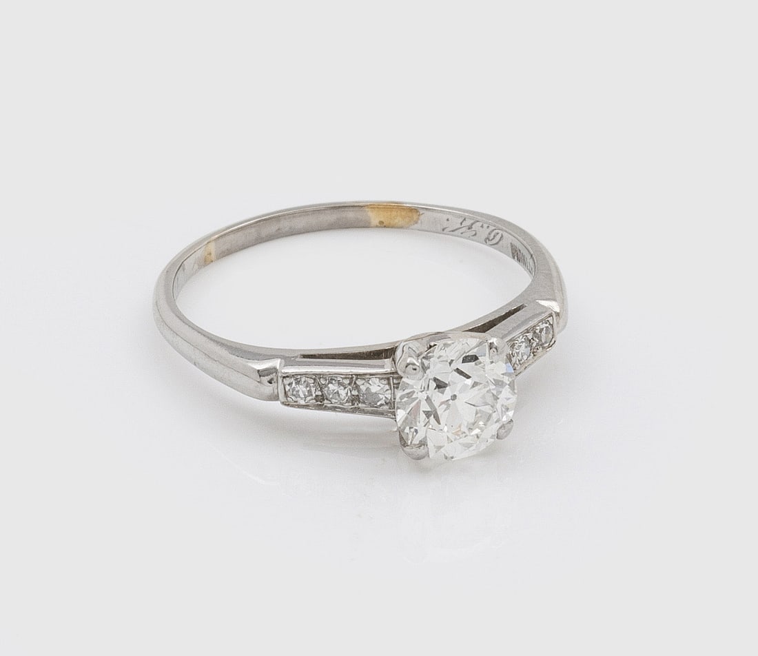 Klassischer Diamantsolitär-Ring: Platin, gest. PL. Zentral besetzt mit Altschliffdiamanten von ca. 0,75 ct. (I-J/vs-si), minm. best.; Gew. ca. 3,44 g. Ring set with diamond solitaires approx. 0,75 ct. (I-J/vs-si), minim. chipped, in 