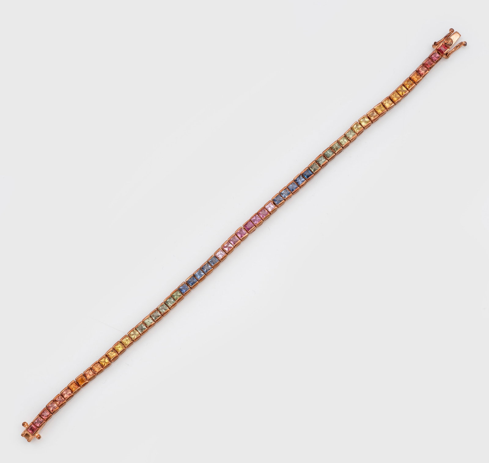 Saphir-"Regenbogen"-Armband: Silber, vergoldet, gest. 925. Schauseitig in sog. Kanalfassung besetzt mit Saphiren in den Farben Pink, Blau, Grün, Gelb, Orange und Rot im Carréschliff. Gew. ca. 10,28 g. Bracelet set with rainbow 