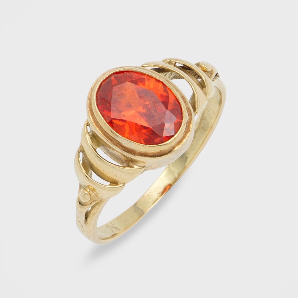 Feueropal-Ring: Gelbgold, gest. 585. Zentral besetzt mit orange-gelbem Feueropal von ca. 1,50 ct. im Ovalschliff. Gew. ca. 3,00 g. Ring set with orange yellow fire opal approx. 1,50 ct., in 14 k gold.