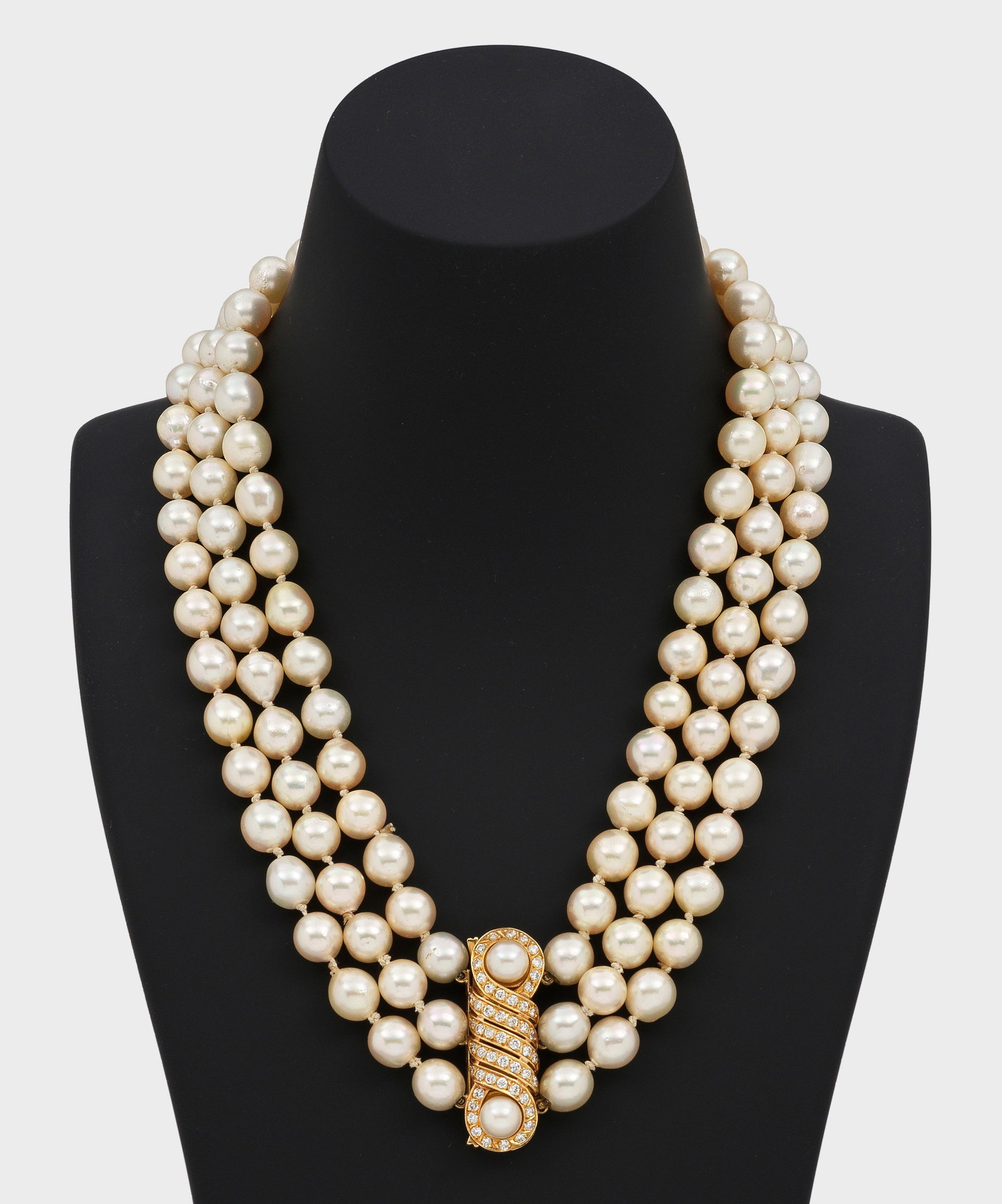 Elegantes Perl-Collier mit Brillantschließe (1 of 1)