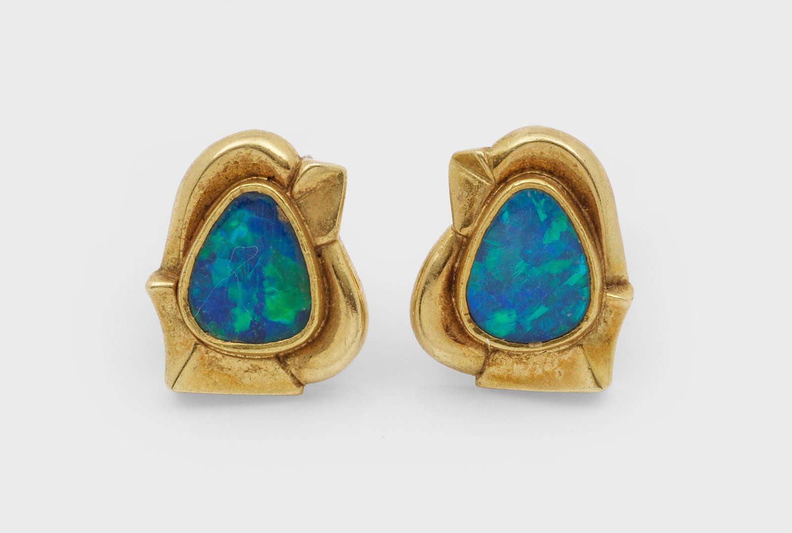 Paar Boulder Opal-Ohrringe von Stichnoth, Hannover: Gelbgold, gest. 750. Zentral besetzt mit 2 Opalen in sehr farbintensivem, blau-grünem Farbspiel. Herstellerzeichen. Gew. ca. 5,75 g. Ring set with 2 opals by Stichnoth, in 18 k gold. Maker's mark.