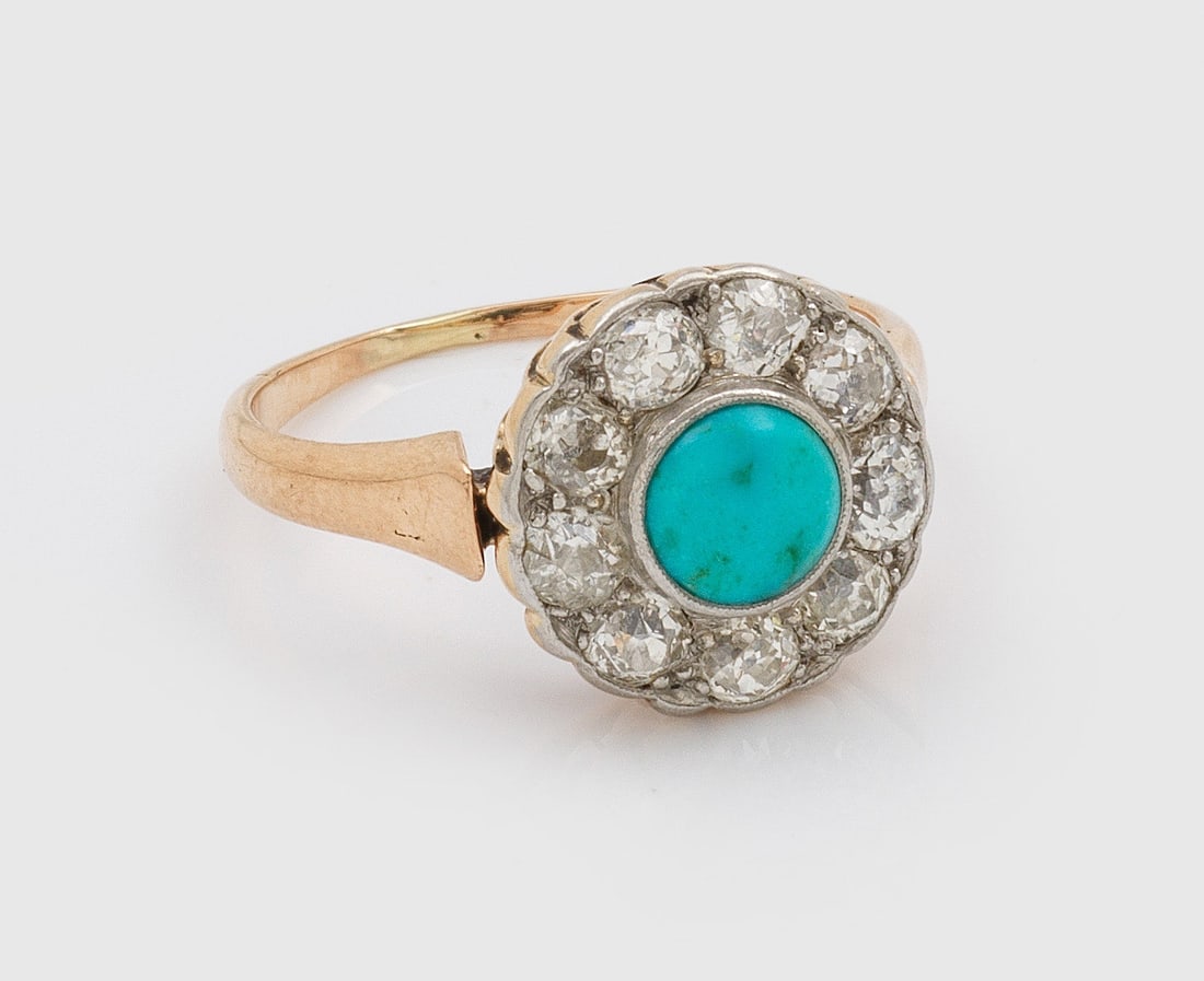Feiner Jugendstil-Diamant-Entouragering mit Türkis: Roségold, gest. 585. Zentral besetzt mit Türkiscabochon, entouriert von Diamantrosen von zus. ca. 0,80 ct.; Gew. ca. 3,28 g. Ring set with turquoise and diamond roses approx. 0,80 ct., in 14 k red g