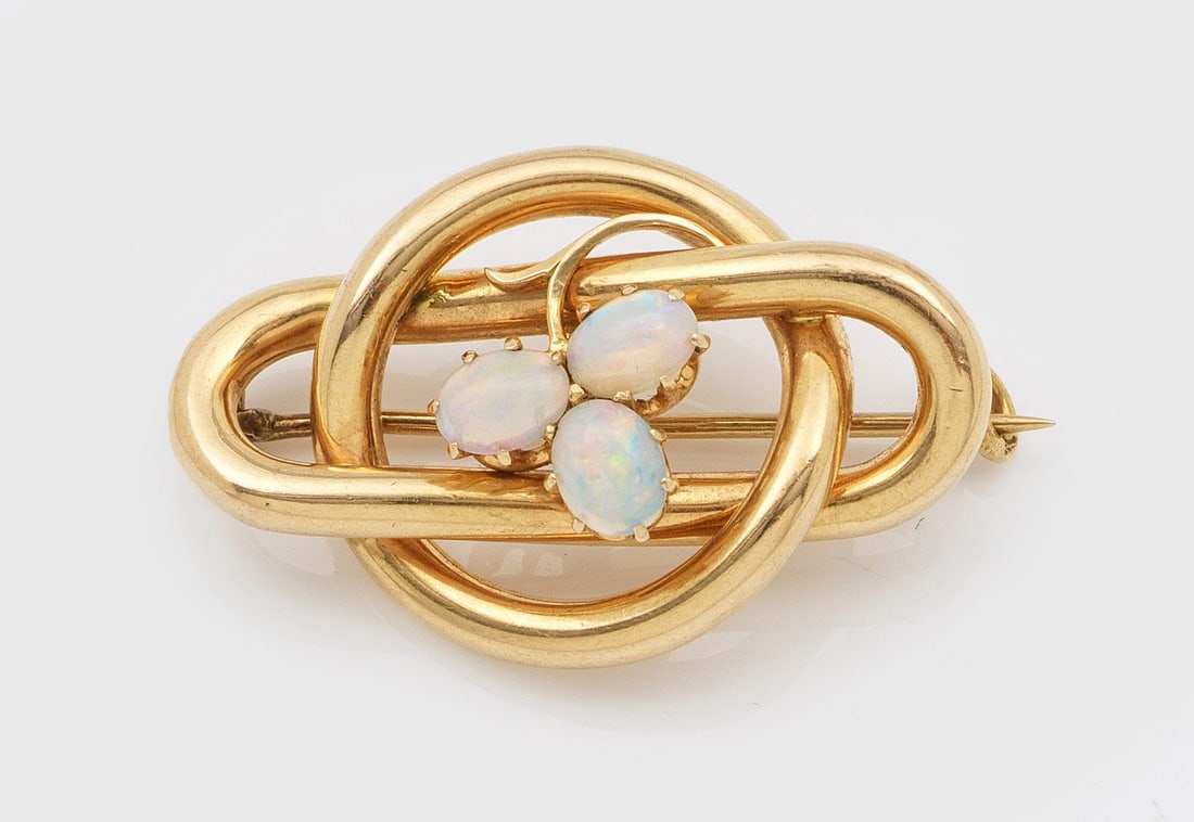 Jugendstil Opal-Brosche: Roségold, gest. 585. Besetzt mit 3 Opal-Cabochons als stilisiertes Kleeblatt. Gew. ca. 4,25 g. Brooch set with three opals, in 14 k red gold.