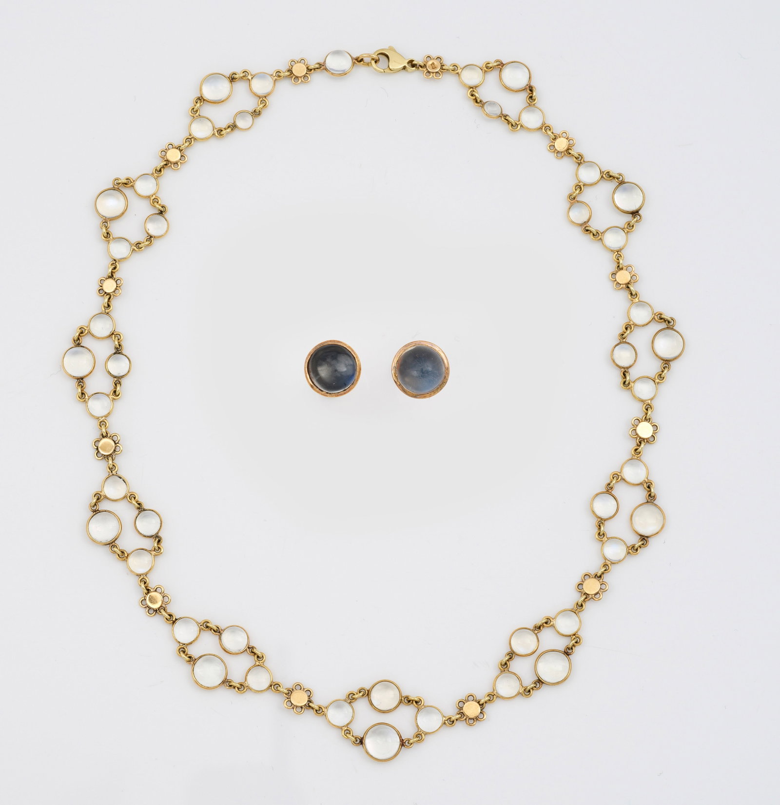 Mondstein-Demi Parure: Gelbgold, gest. 585. Collier und korrespondierendes Paar Ohrringe, ausgefasst mit blauen Mondstein-Cabochons. Ges.-Gew. ca. 19,10 g. Necklace and pair of earrings set with moonstone, in 14 k gold.