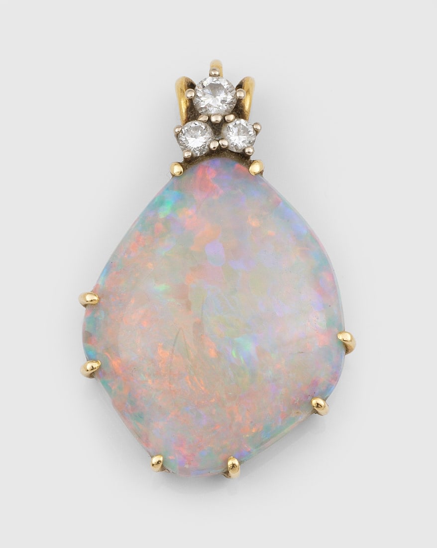 Weiß-Opal-Anhänger mit Brillanten: Gelbgold, gest. 750. Tropfenartiger Anhänger besetzt mit einem Opal-Cabochon in lebendigem Farbspiel, bekrönt von 3 Brillanten von zus. ca. 0,25 ct. (H/si); Ges.-Gew. ca. 4,75 g. Pendant set with an