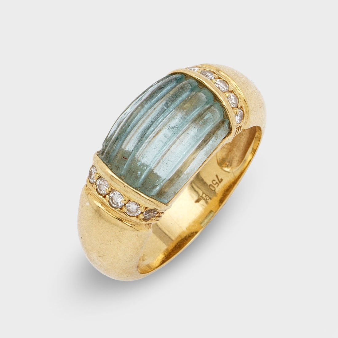 Dekorativer Aquamarin-Bandring: Gelbgold, gest. 750. Zentraler, fein geriffelter Aquamarin, flankiert von kleinen Brillanten von zus. ca. 0,20 ct.; Gew. ca. 8,52 g. Ring set with an aquamarine and diamonds approx. 0,20 ct., in 18 k 