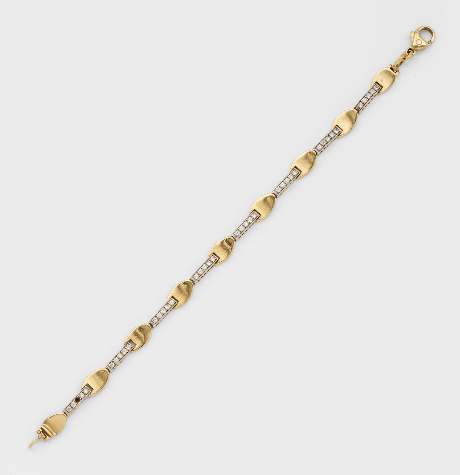 Modernes Brillant-Armband: Gelbgold, gest. 585. Ellipsenförmiges Gliederband, unterteilt durch Brillanten von zus. ca. 1,20 ct.; Gew. ca. 12,82 g. Bracelet set with diamonds approx. 1,20 ct., in 14 k gold.