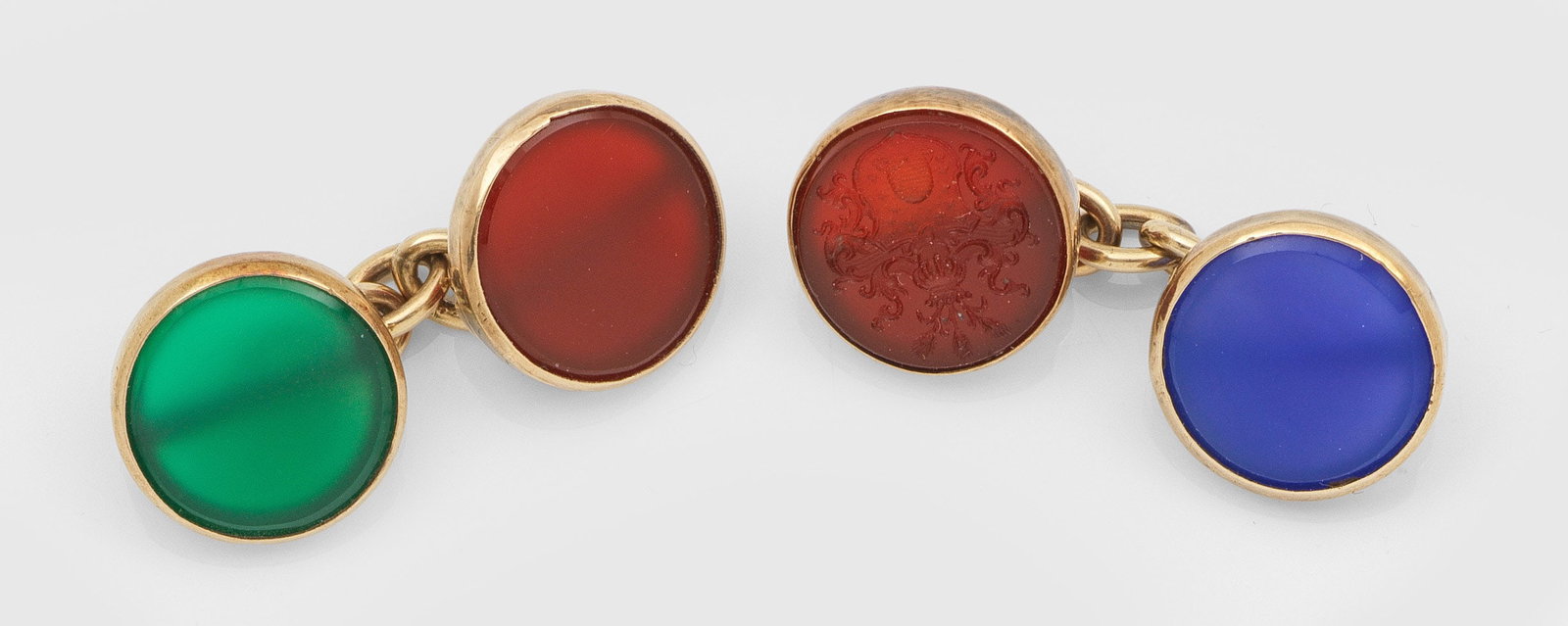 Paar klassische Karneol-Achat-Manschettenknöpfe: Gelbgold, gest. 585. Besetzt mit rotem Karneol teilw. eingraviertem Wappen sowie grün-blauem Achat. Ges.-Gew. ca. 8,71 g. Pair of cufflinks set with carnelian and agate, in 14 k gold.