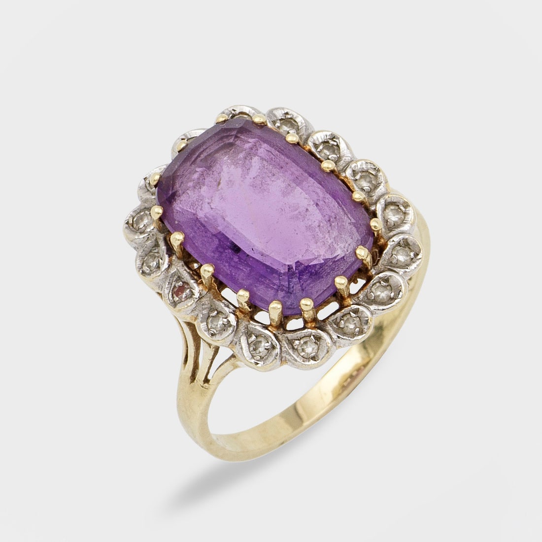 Amethyst-Ring aus den 1940er Jahren: Gelbgold, gest. 585. Zentral besetzt mit einem fliederfarbenen Amethyst von ca.14 x 9 x 7 mm, entouriert von 8/8 Diamanten. Gew. ca. 5,52 g. Ring set with an amethyst approx. 14 x 9 x 7 mm and small d