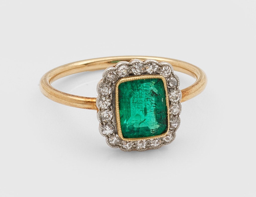 Feiner Jugendstil-Smaragdring: Gelbgold, gest. 56 (584). Zentral besetzt mit Smaragd von ca. 1,00 ct., entouriert von kleinen Diamantrosen. Gew. ca. 2,30 g. Ring set with emerald approx. 1,00 ct. and small diamond roses, in 14 k go