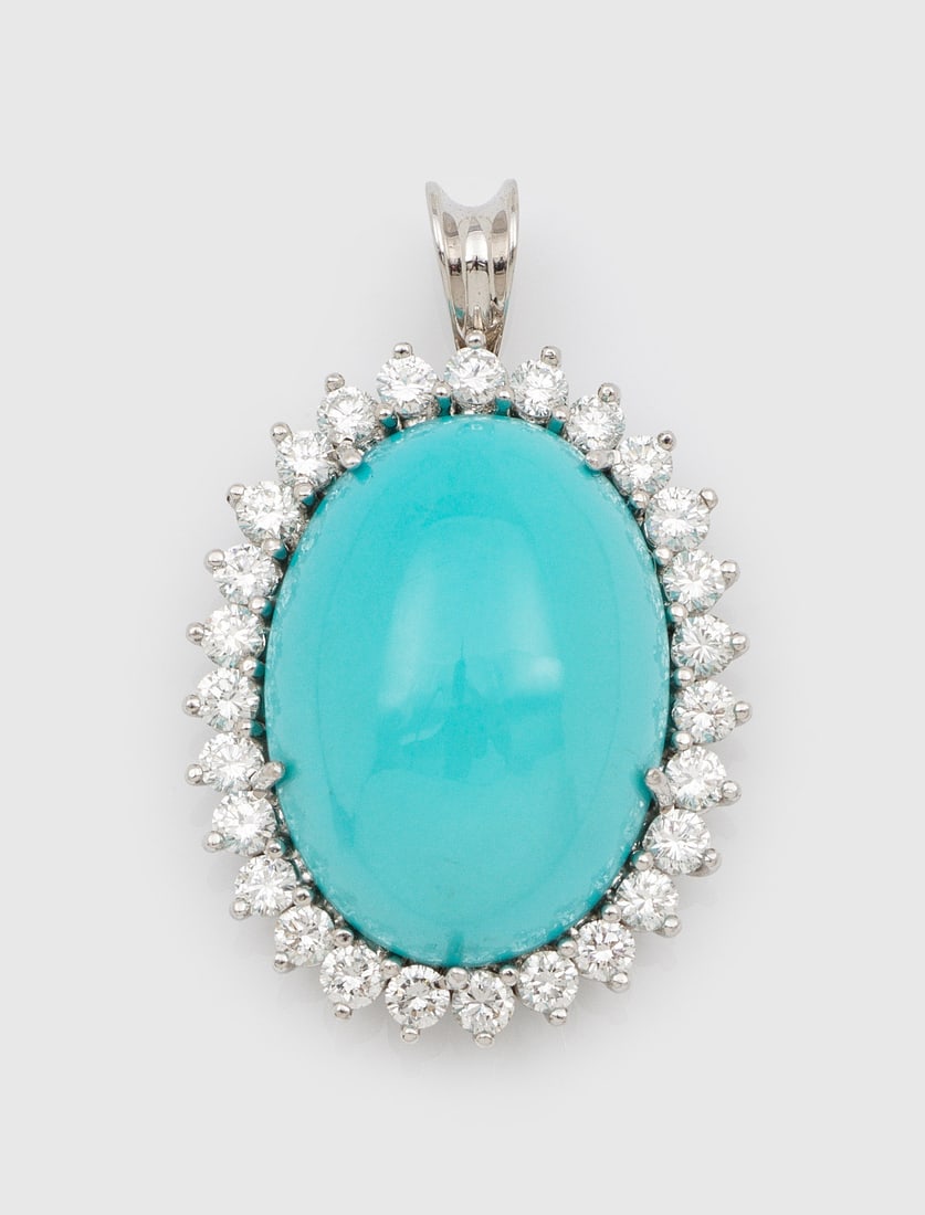 Hochfeiner Türkis-Brillant-Anhänger: Weißgold, gest. 750. Zentral besetzt mit einem türkisblauen Türkis-Cabochon von ca. 19 x 14 x 8 mm, entouriert von Brillanten von zus. ca. 0,50 ct. (H/si). Gew. ca. 5,61 g. Pendant set with turquoi