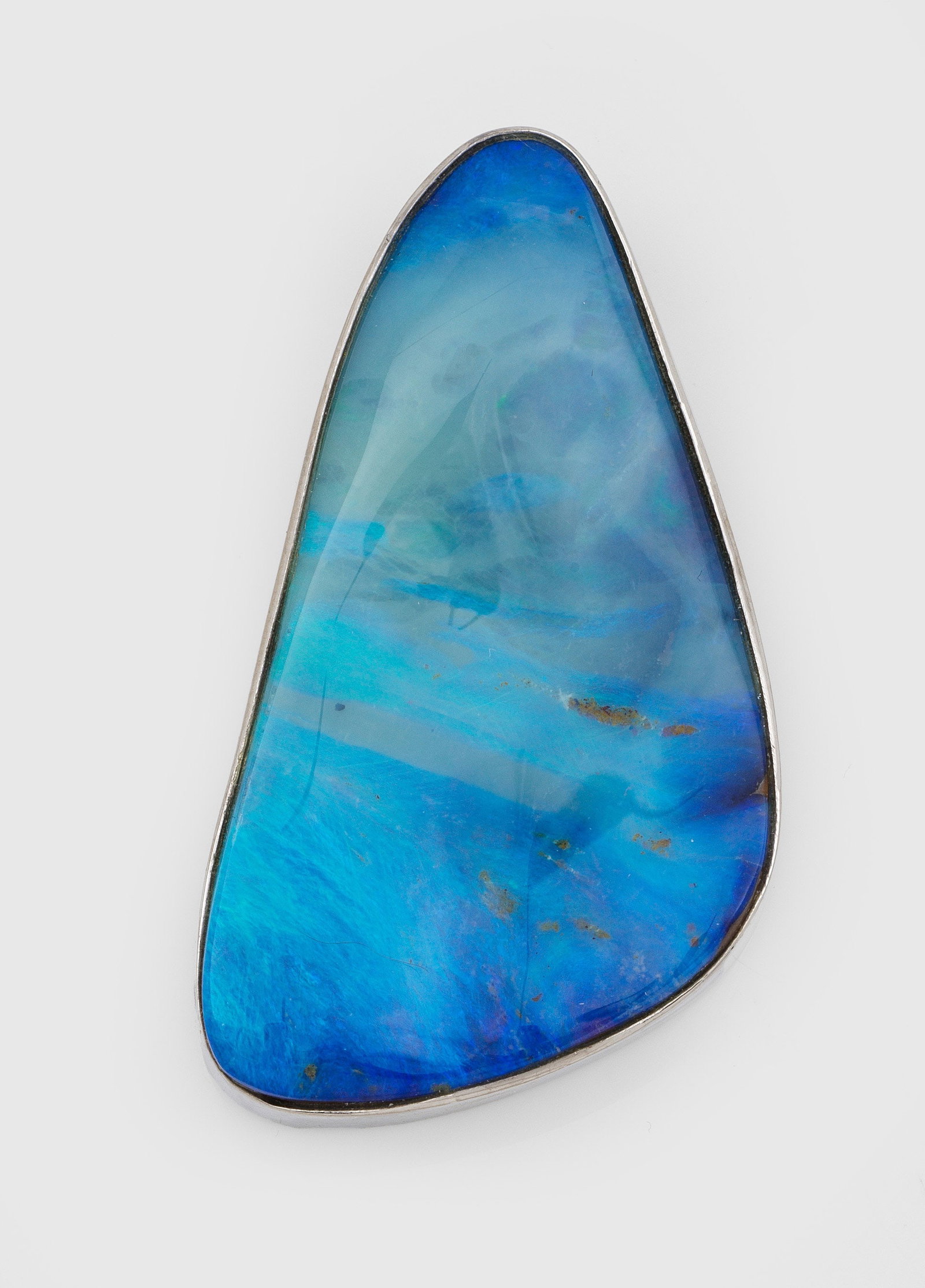 Boulder Opal-Anhänger: Weißgold, gest. 585. Nierenförmiger Opal von sehr feinem Farbspiel in korrespondierender Zargenfassung. Gew. ca. 22,16 g. Opale sybolisieren Unschuld, Hoffnung und Reinheit. Opal leitet sich vom gri