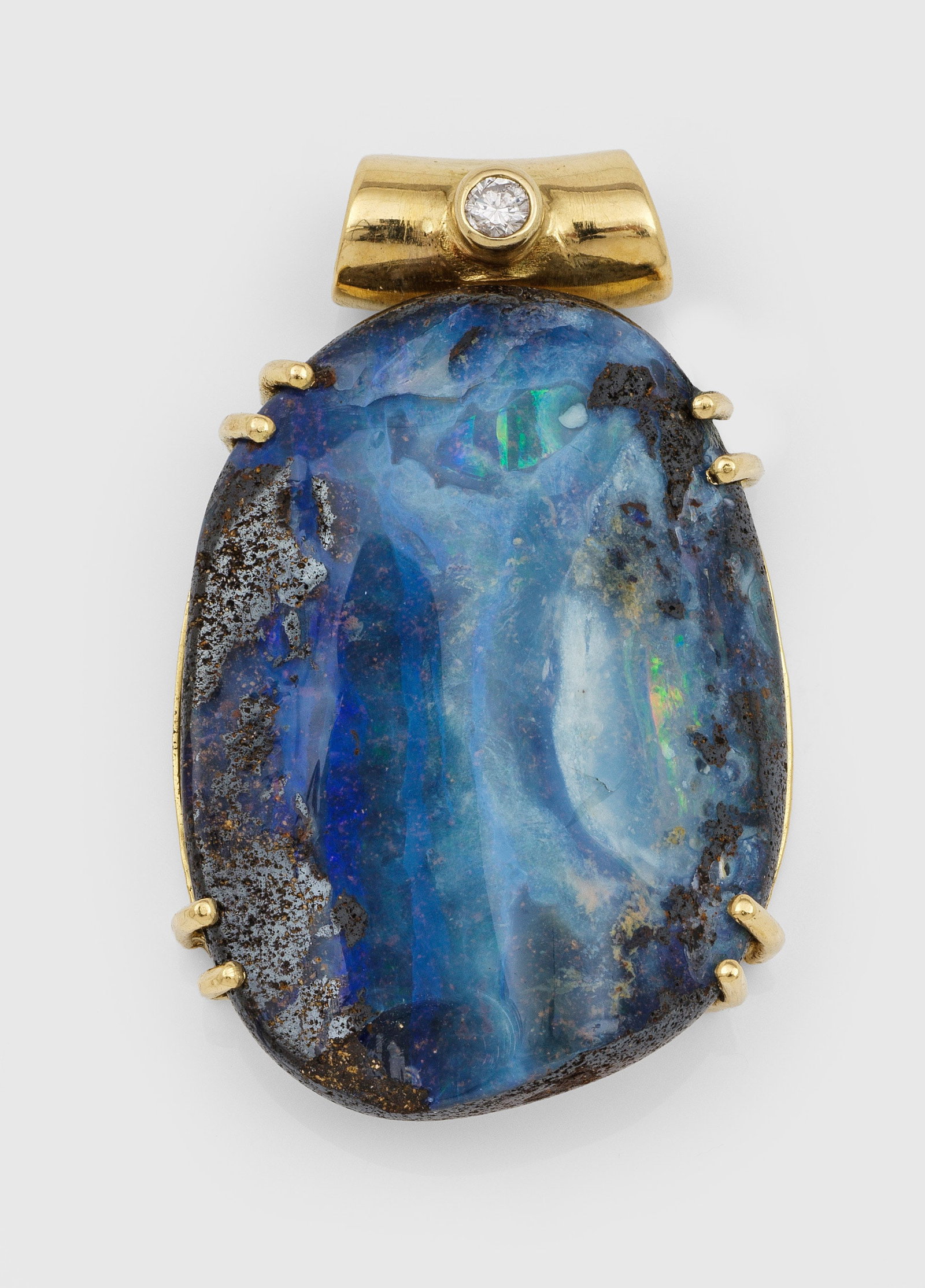 Boulder Brillant-Opal-Anhänger aus den 1980er Jahren: Gelbgold, gest. 750. Besetzt mit einem Opal von ca. 28 ct., in sehr schönem Regenbogen-Farbspiel, akzentuiert durch Brillanten von ca. 0,10 ct.; Gew. ca. 27,28 g. Opale symbolisieren Unschuld, Hoffnu