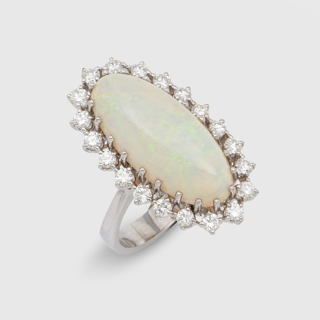 Marquise-Brillantring mit Opal: Gelbgold, gest. 750. Zentral besetzt mit einem Opal-Cabochon von sehr feinem Farbspiel, entouriert von Brillanten von zus. ca. 0,50 ct.; Gew. ca. 8,54 g. Ring set with an opal and diamonds approx.