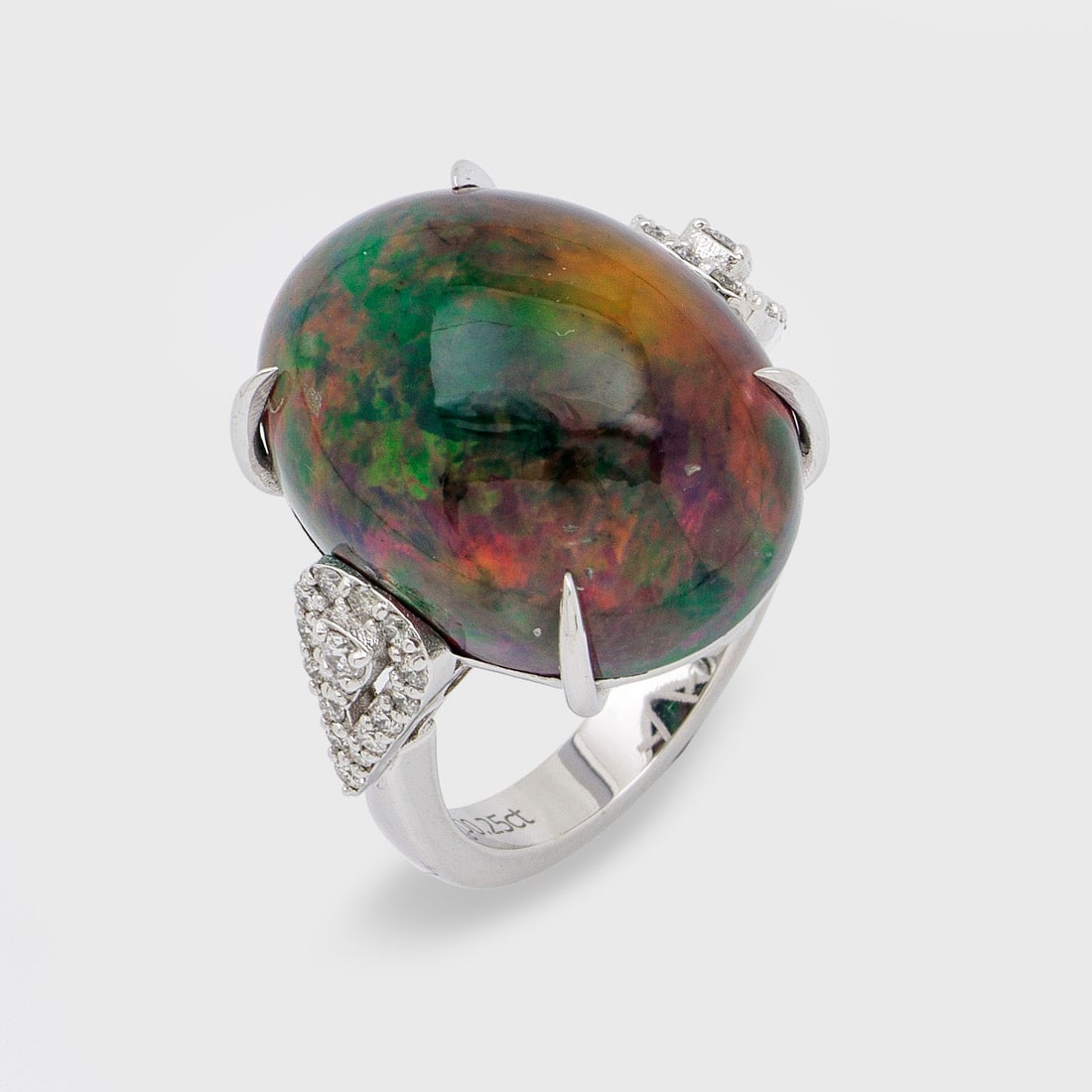 Farbenprächtiger Opalring: Platin, gest. 950. Zentral besetzt mit einem Opalcabochon von ca. 16,22 ct. von sehr schönem Farbspiel, flankiert von Diamanten von zus. ca. 0,25 ct.; Gew. ca. 12,38 g. Beiliegend Expertise. Ring