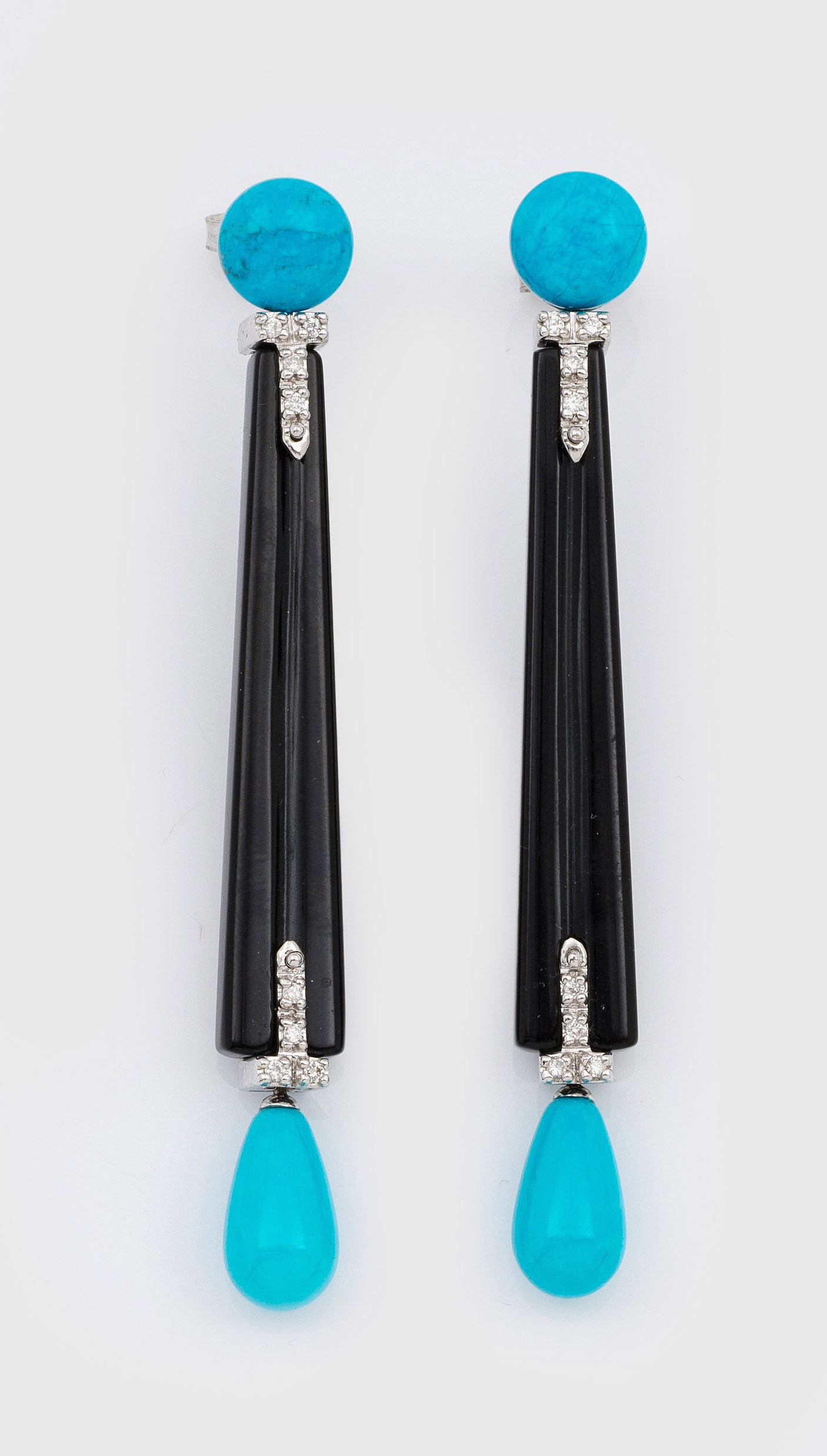 Paar extravagante Onyx-Türkis-Pendeloques: Weißgold, gest. 750. Gearbeitet aus schwarzem facettierten Onyx, blauen Türkiscabochons und Diamanten von 0,20 ct.; Ges.-Gew. ca. 11,05 g. Pair of pendeloques set with black onyx, diamonds approx.
