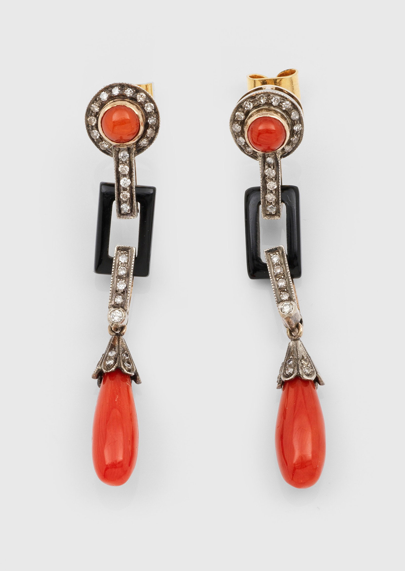 Paar Korallen-Onyx-Pendeloques im Art Déco-Stil: Gelbgold und Silber, gest. 56 (584). Besetzt mit schwarzem Onyx und roter Koralle, akzentuiert durch kleine Diamanten. Ges.-Gew. ca. 9,82 g. Pair of earrings set with black onyx, red coral and small d