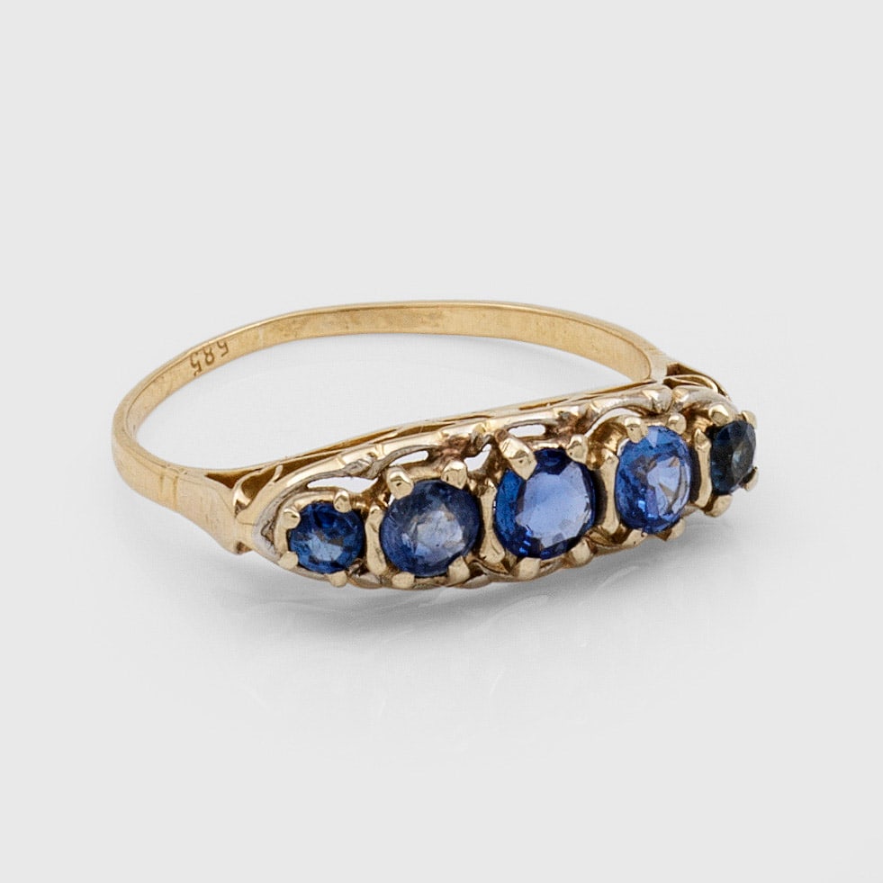 Feiner Saphirring: Gelbgold, gest. 585. Besetzt mit kornblumenblauen Saphiren von ca. 0,60 ct.; Gew. ca. 2,42 g. Ring set with cornflower blue sapphires approx. 0,60 ct., in 14 k gold.
