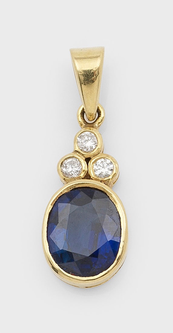 Klassischer Saphir-Diamant-Anhänger: Gelbgold, 18 ct.; Zentral besetzt mit einem royalblauen Saphir von ca. 0,98 ct., akzentuiert durch kleinen Diamanten. Gew. ca. 1,49 g. Beiliegend Expertise. Pendant set with a royal blue sapphire appr