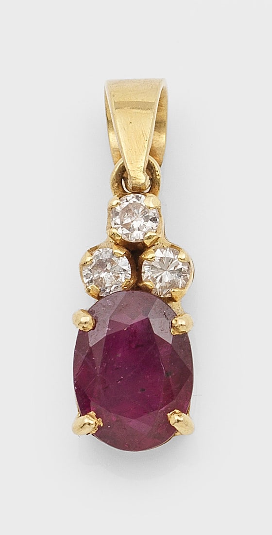 Klassischer Rubin-Diamant-Anhänger: Gelbgold, 18 ct.; Zentral besetzt mit einem taubenblutroten Rubin von ca. 0,93 ct., akzentuiert durch kleinen Diamanten. Gew. ca. 1,39 g. Beiliegend Expertise. Pendant set with a pigeon blood red ruby