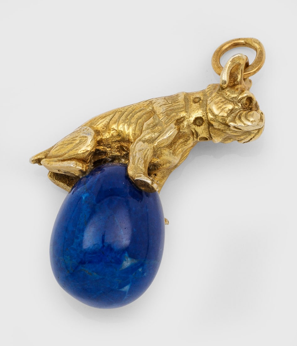 Anhänger-"Bulldogge" mit Lapislazuli-Ei im Stil von Fabergé: Silber, vergoldet, gest. 88. Plastisch gestaltete Bulldoge als Anhänger auf Lapislazuli. Gew. ca. 9,00 g. Pendant set with lapislazuli and bulldog, in silver gilded.
