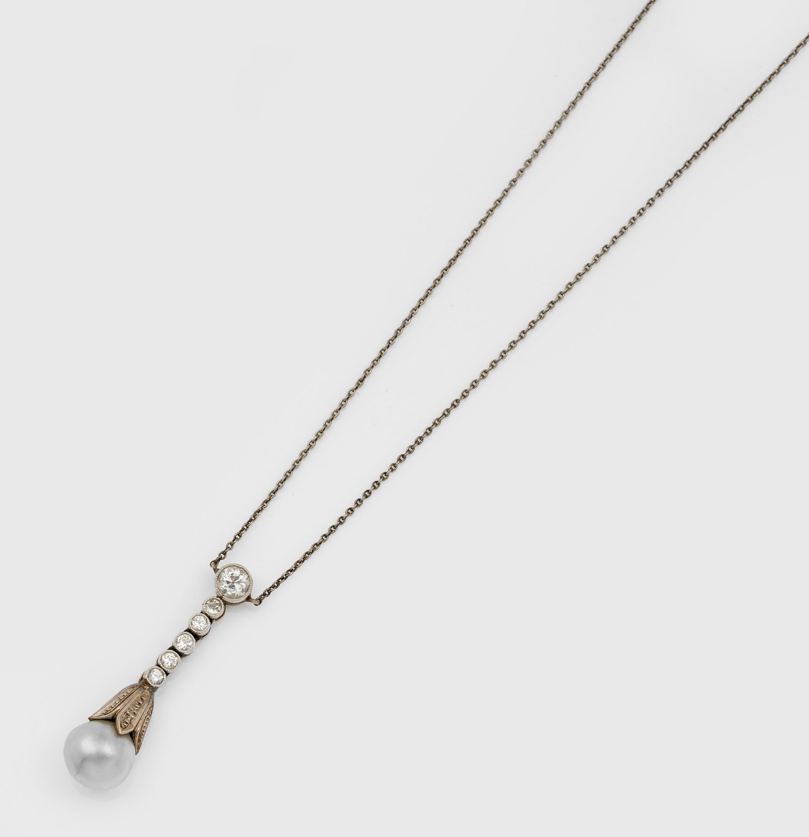 Jugendstil-Negligé-Collier mit Barockperle: Gelb- und Weißgold, 14 ct.; Zentraler Anhänger besetzt mit Altschliffdiamanten von zus. ca. 0,40 ct., umzogen von feinen Millgriffbändern, abschließend eine grau-weiße Barockperle von ca. 7,9 mm 