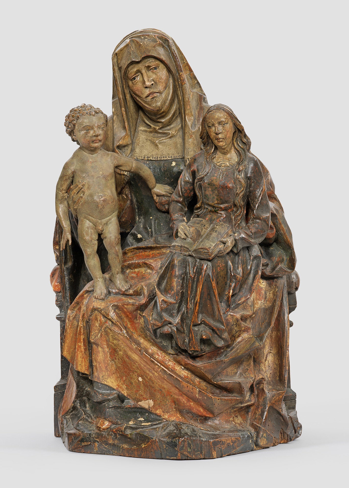 Tilman Riemenscheider: (Um 1460 Heiligenstadt - 1531 Würzburg) Werkstatt Heilige Anna Selbdritt Lindenholz, geschnitzt, rückseitig ausgehöhlt, polychrom gefasst und vergoldet. Seit dem 13. Jh. kam es im Zuge der allgemei
