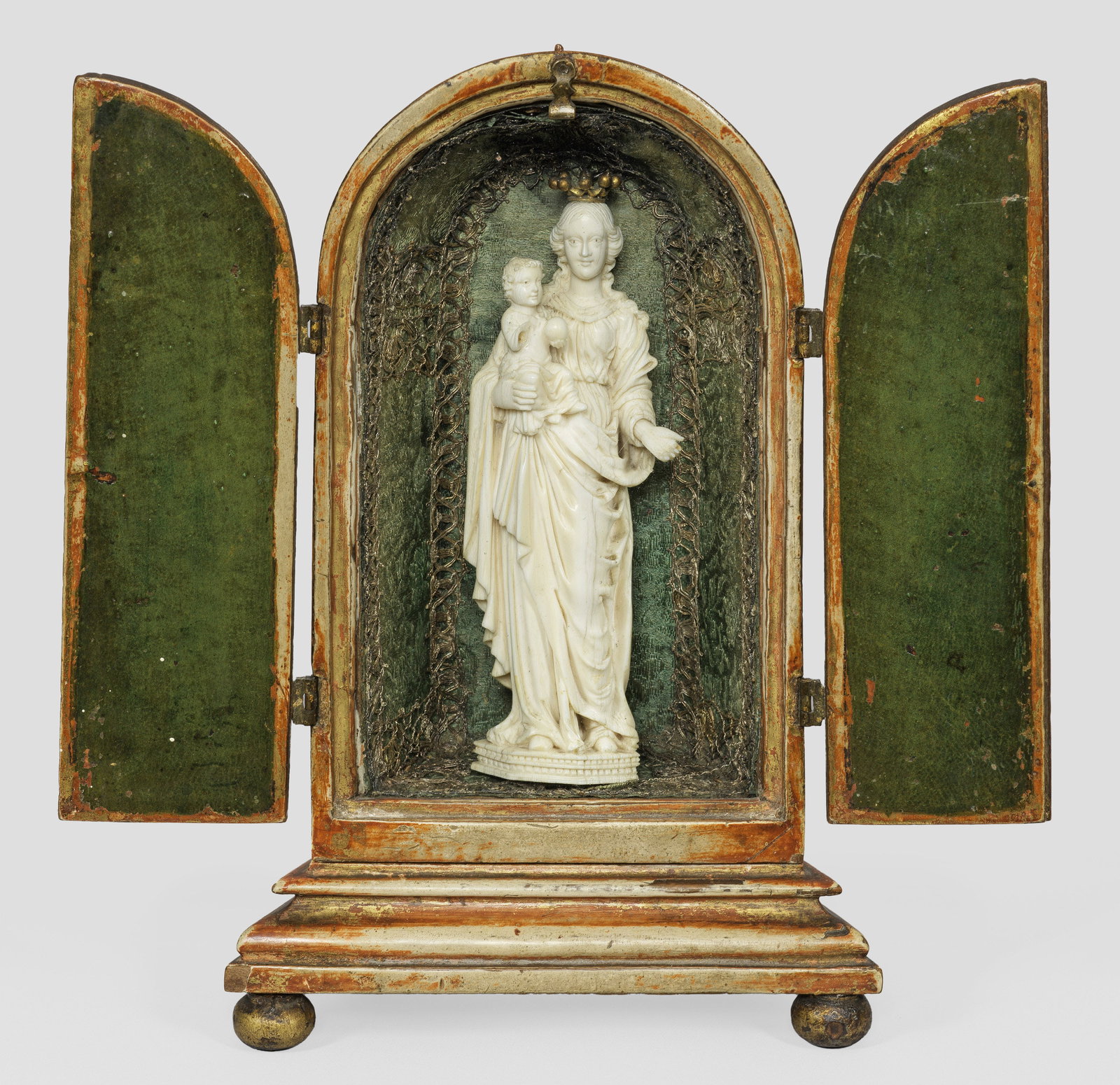 Nordfranzösischer Elfenbeinschnitzer: (Tätig im 19. Jh.) Madonna mit Kind Elfenbein, geschnitzt. Maria in ganzer Figur stehend mit gegürtetem Kleid und langem, faltenreichen Mantelüberwurf. Im rechten Arm trägt sie das Jesuskind mit A