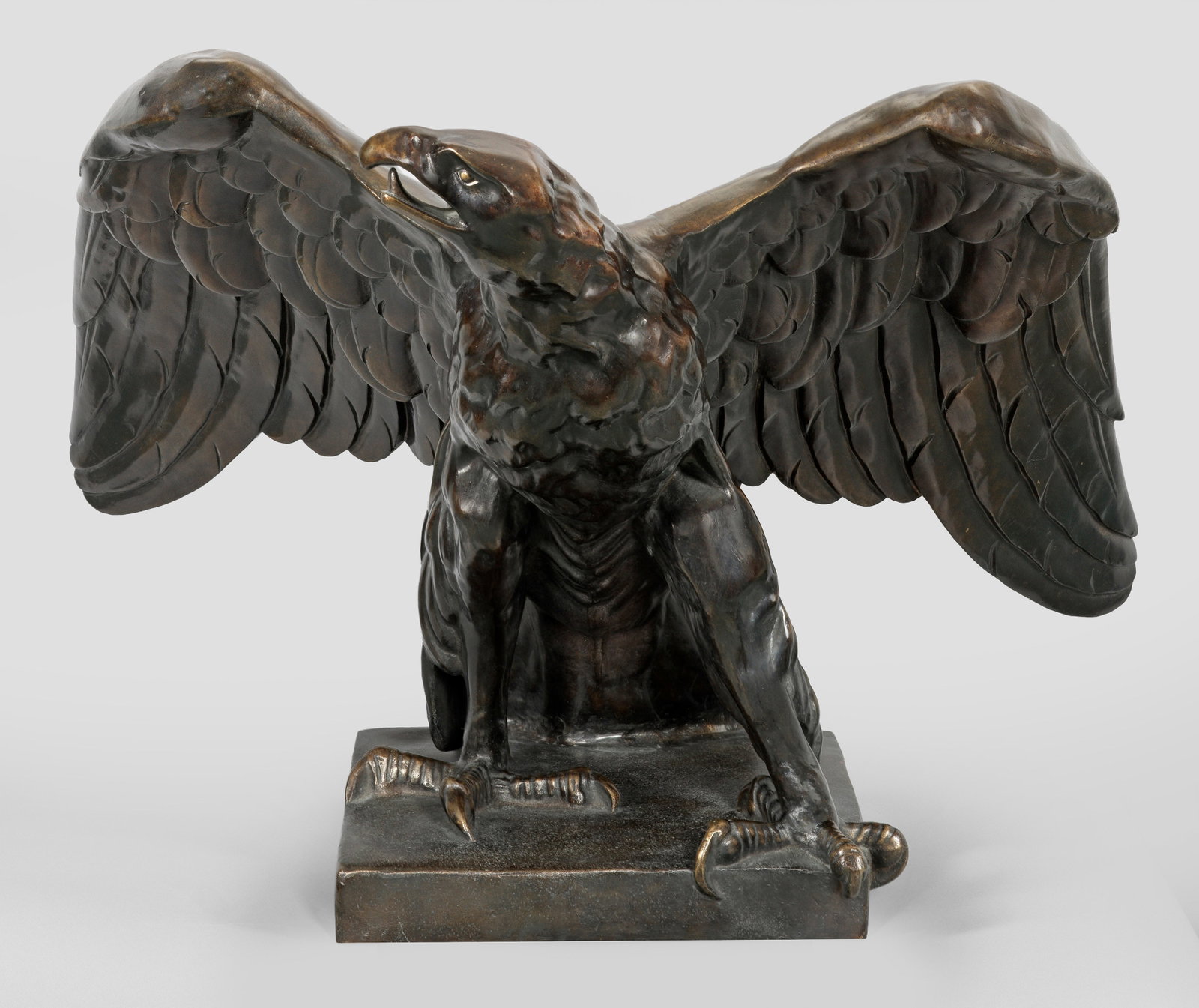 Deutscher Bildhauer: (Tätig im 19. Jh.) Große Figur eines Adlers Bronze, dunkelbraun patiniert und partiell poliert. Zeitgenössischer Guss, 20./21. Jh., wahrscheinlich nach einem altem, historischen Modell. Vollplastis