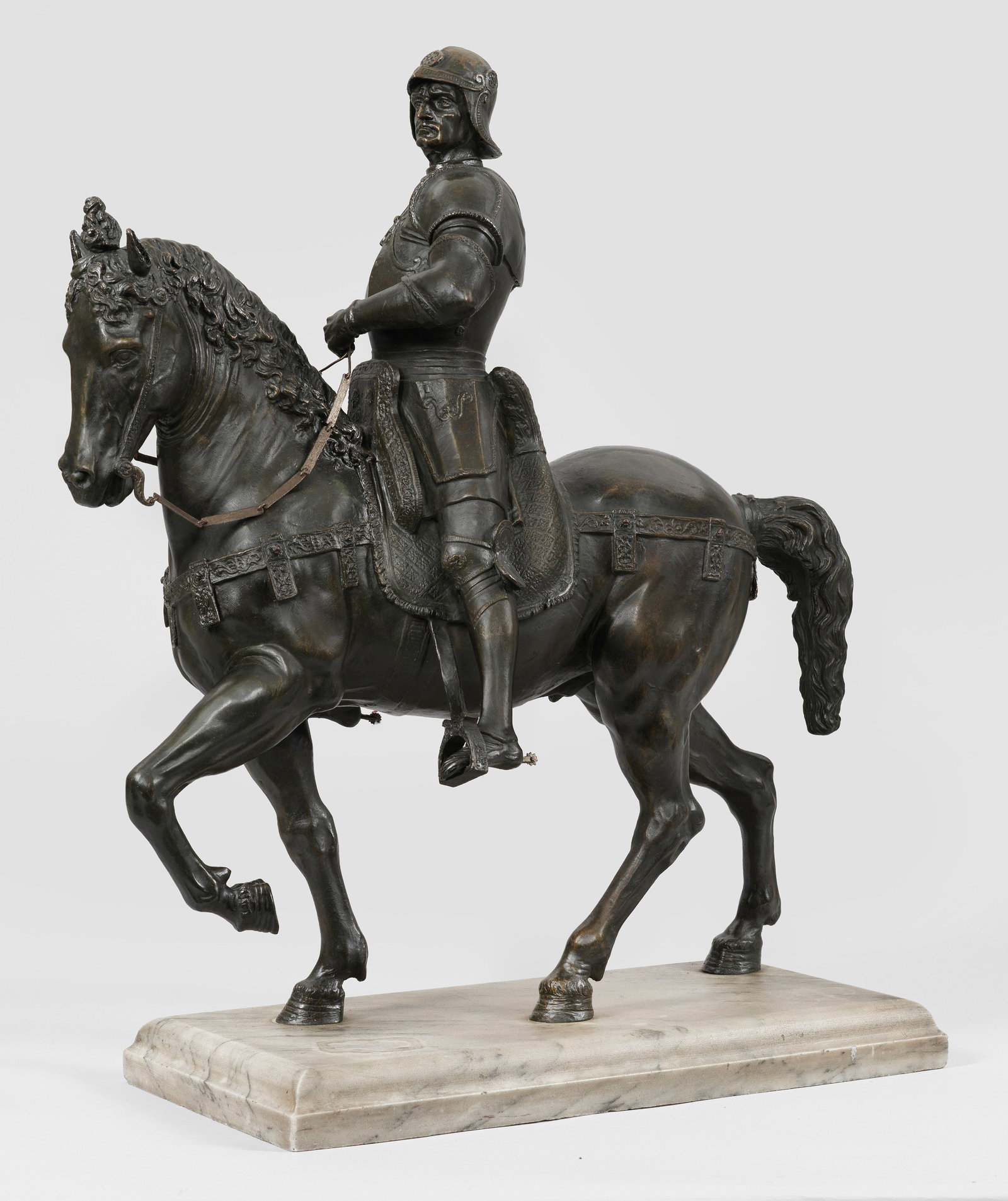 Andrea del Verrocchio: (1435 Florenz - 1488 Venedig) nach Reiterstatue des Condottiere Bartolomeo Colleoni Bronze, dunkelbraun patiniert. Marmor-Plinthe. Fein ausgeführter Guss des 19. Jhs.; Verkleinerte Darstellung nach d