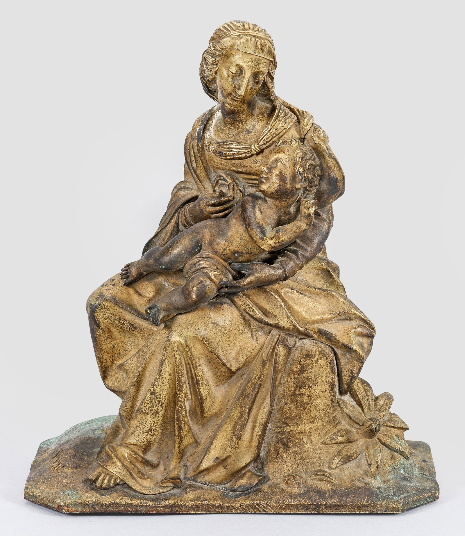 Französischer Bildhauer: (Tätig im 19. Jh.) Mutter-Kind-Gruppe Bronze, vergoldet, um 1830/1840. Liebreizende Darstellung einer Mutter-Kind-Beziehung, die ihre Vorbilder in Maria-und-Jesus-Bildern der italienischen Renaissanc