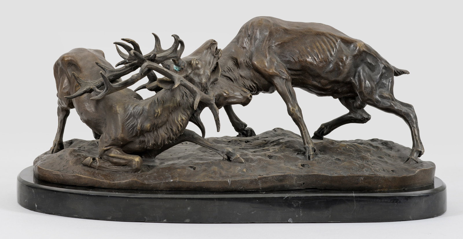 Pierre-Jules Mène: (1810 Paris - 1879 ebenda) nach Kämpfende Hirsche Bronze, patiniert, auf Marmorsockel. Mène war ein bekannter französischer Tierplastiker, ein sogenannter animalier, wie man jene Gruppe von Tierspe