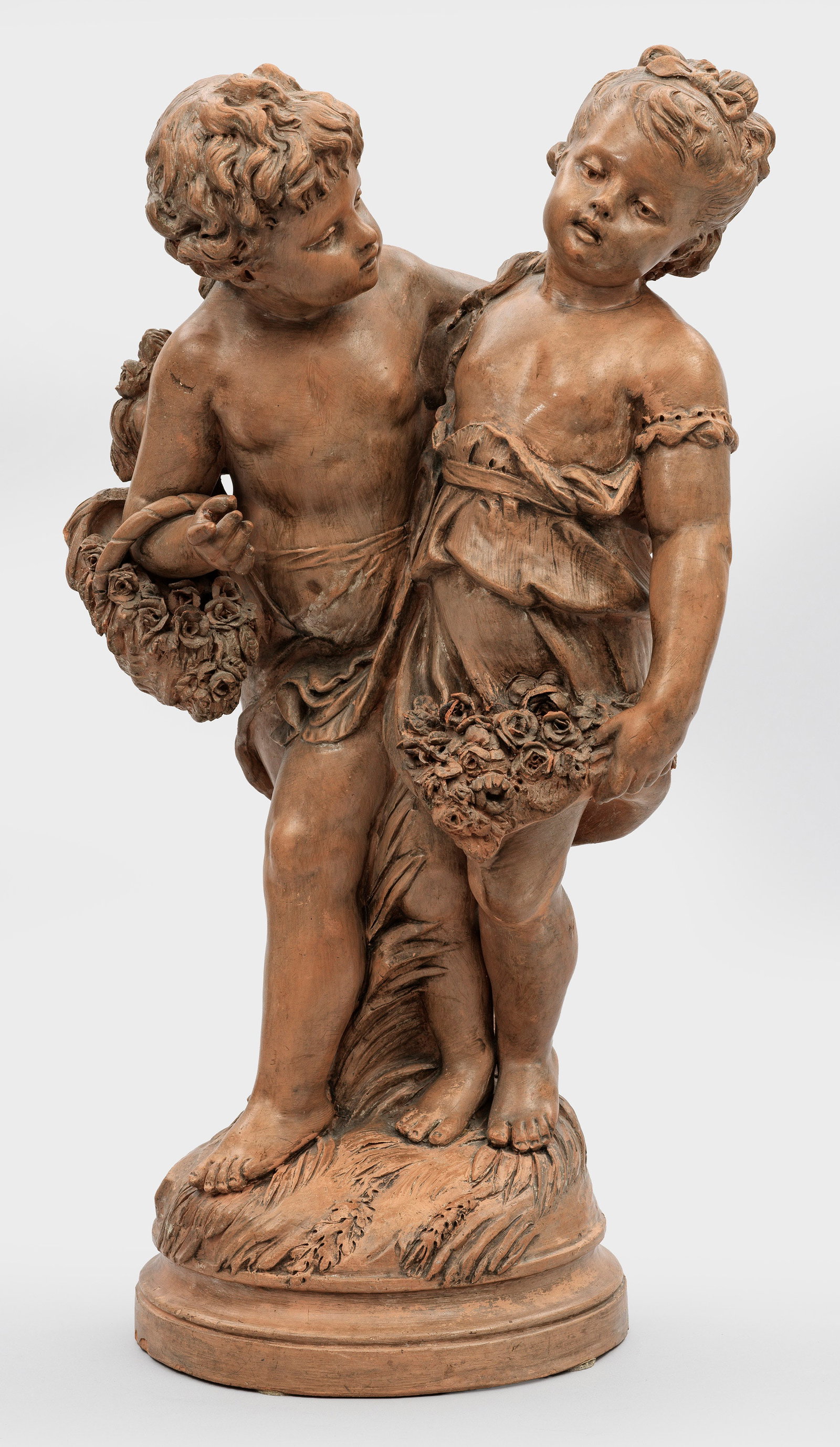 Auguste Louis Moreau: (1834 Dijon - 1917 Malesherbes) nach Blumenkinder Terrakotta. Bezeichnet im Sockel "Mandeville". Liebreizendes Kinderpaar mit Blumen im typischen Salonstil der Belle Epoque in Frankreich. Mandeville b