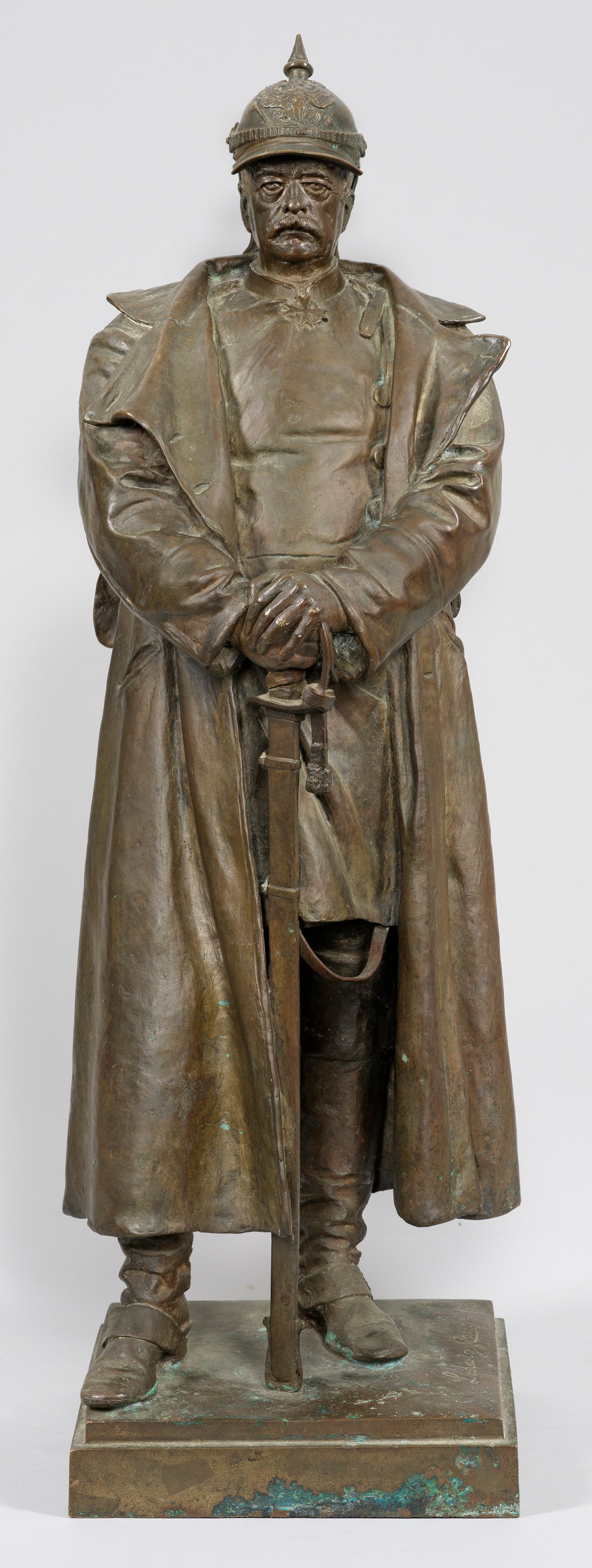 Ludwig Cauer: (1866 Kreuznach - 1947 ebenda) Reichskanzler Otto von Bismarck Bronze, dunkelbraun patiniert. Sign. u. dat. 1895. Gießermarke "Guss v. H. Noack Friedenau-Berlin". Bismarck in erhabener Denkmalpose st