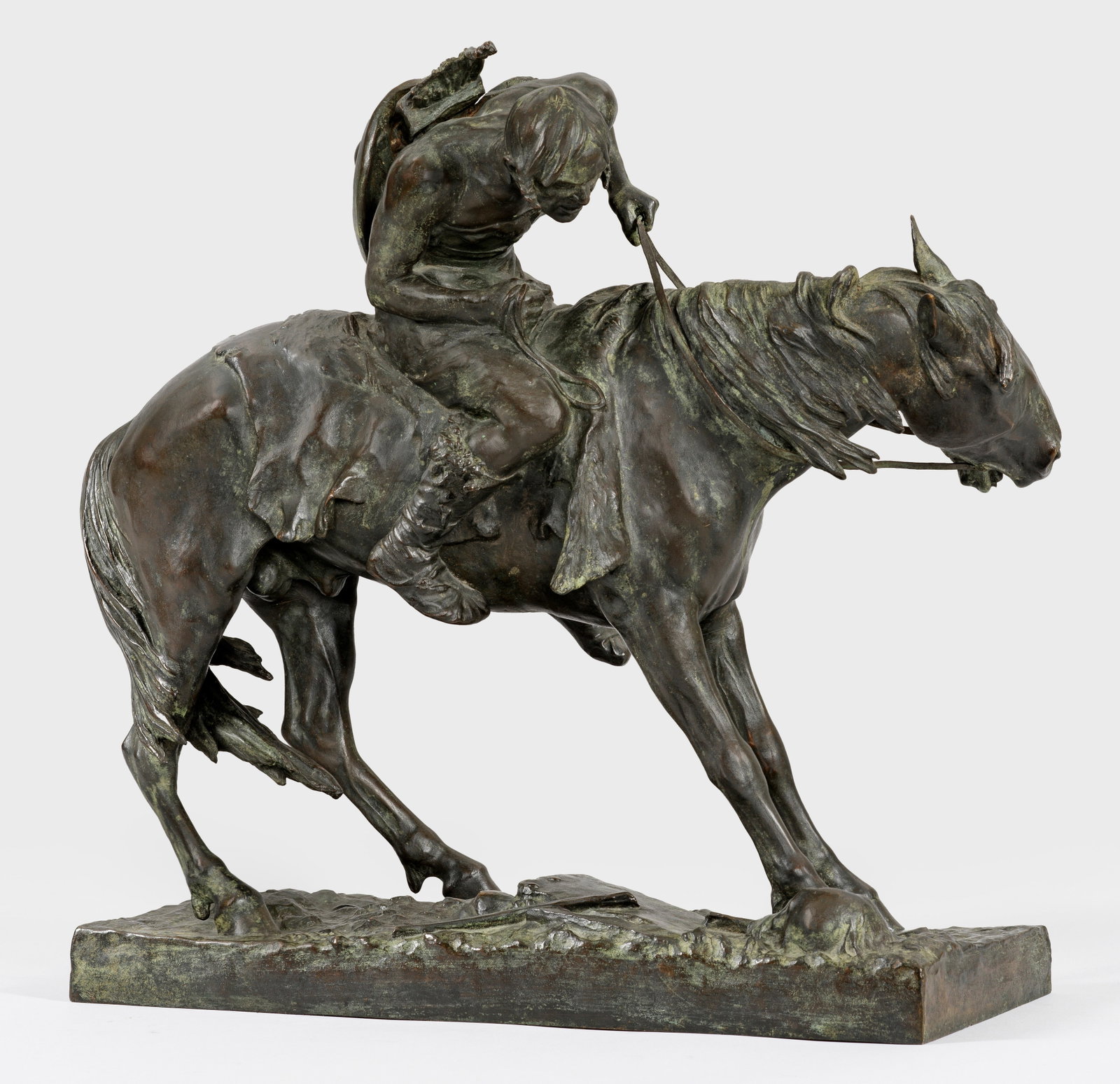 Erich Hösel: (1869 Annaberg im Erzgebirge - 1953 Meißen) Hunne zu Pferd Bronze, dunkel-grünbraun patiniert. Sign. u. dat. 1896. Gießermarke "Martin u. Piltzing Hofbildgiesser Berlin". Die Skulptur zeigt einen m