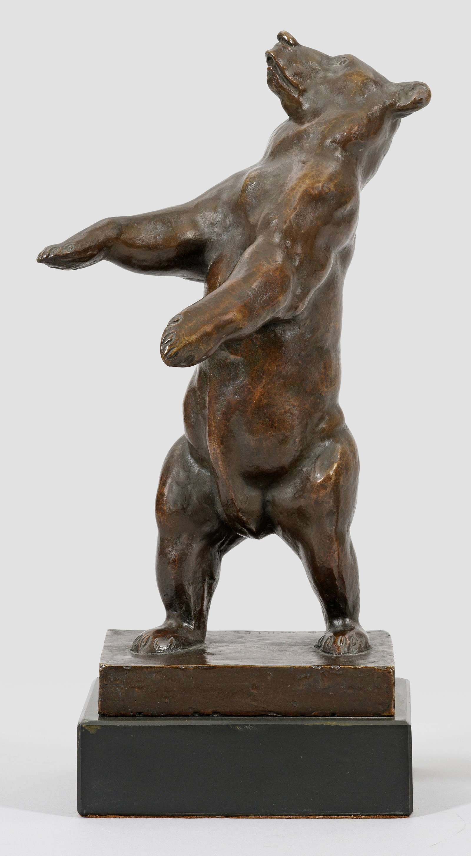 Albert Wille: (1864 Berlin - um 1961) Stehender Grizzlybär Bronze, braun patiniert, auf Granitsockel. Wille, der an der Berliner Kunstakademie studierte, war hauptsächlich Tierbildhauer. Neben Statuetten schuf er