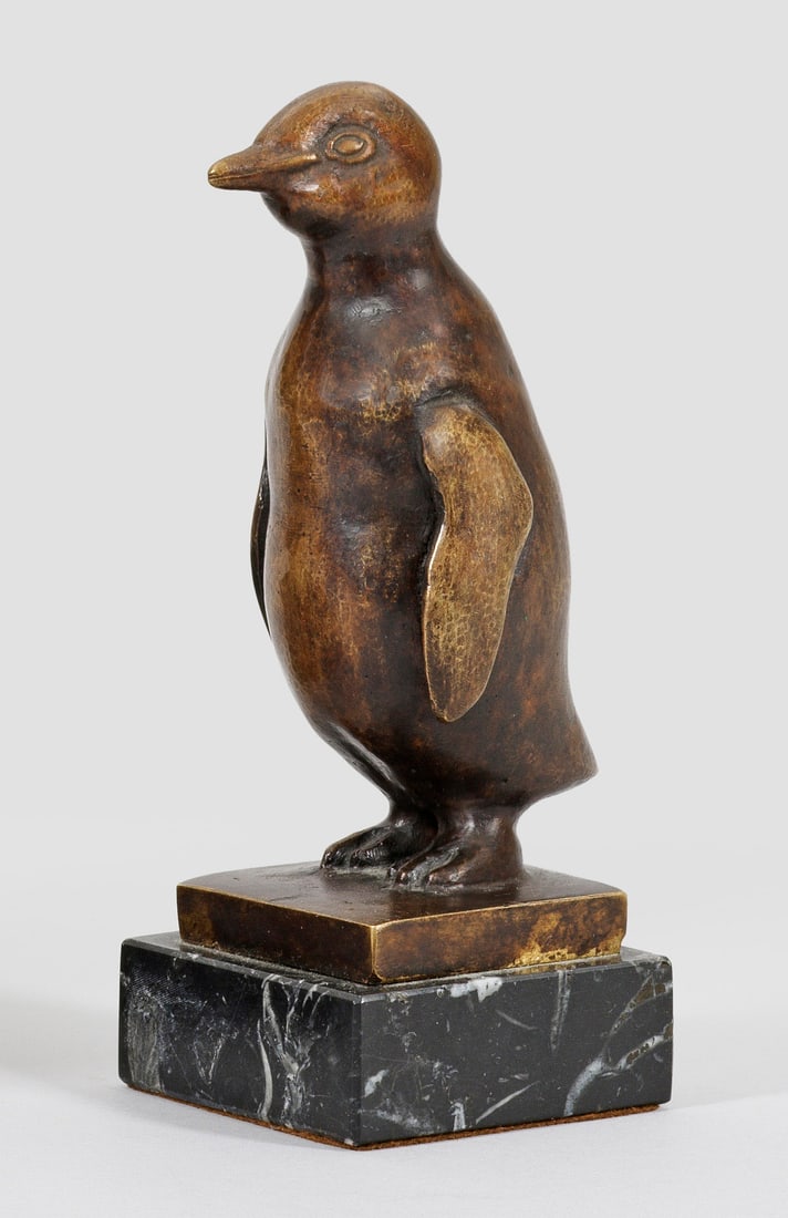 August Gaul: (1869 Großauheim/Hanau - 1921 Berlin) Umkreis Pinguin Bronze, braun patiniert. Schwer leserlich monogr.; Gießerstempel "H. Noack Berlin". Schwarzer, quadratischer Steinsockel. Feinfühlig charakteri