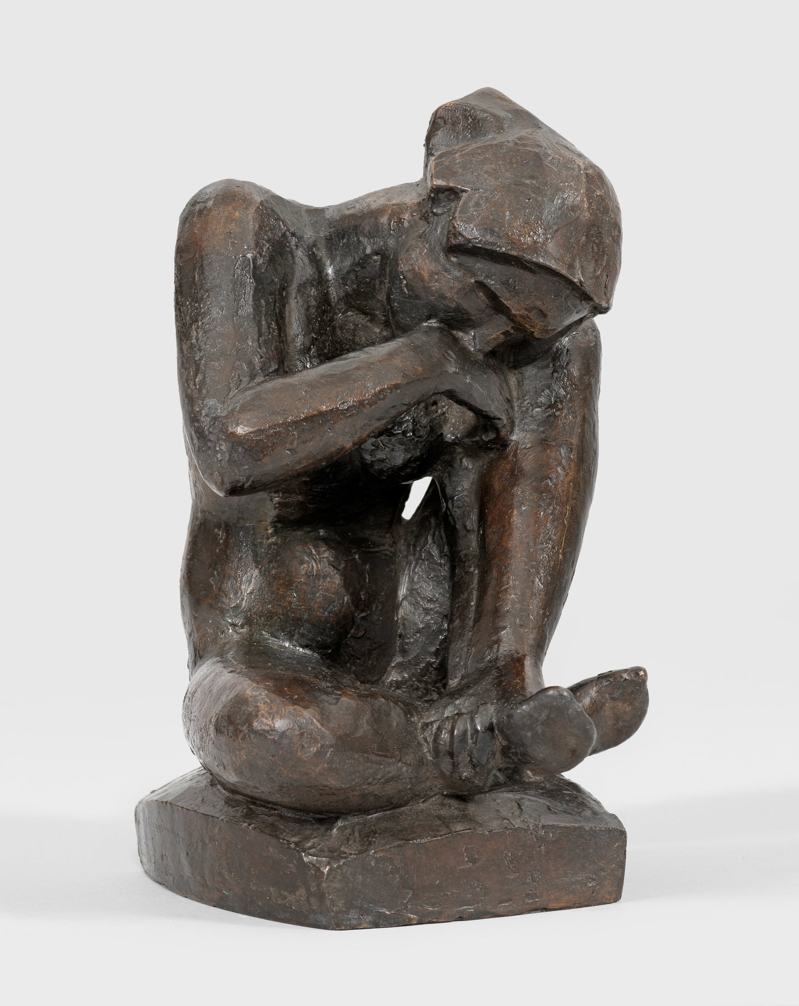 Georg Kolbe: (1877 Waldheim - 1947 Berlin) Kleine Hockende (auch betitelt Hockende, Kleine Sitzende und Trauernde) Bronze, dunkelbraun patiniert, 1923. Verso an der Plinthe mit Monogrammm "GK" sign. und mit Gieße